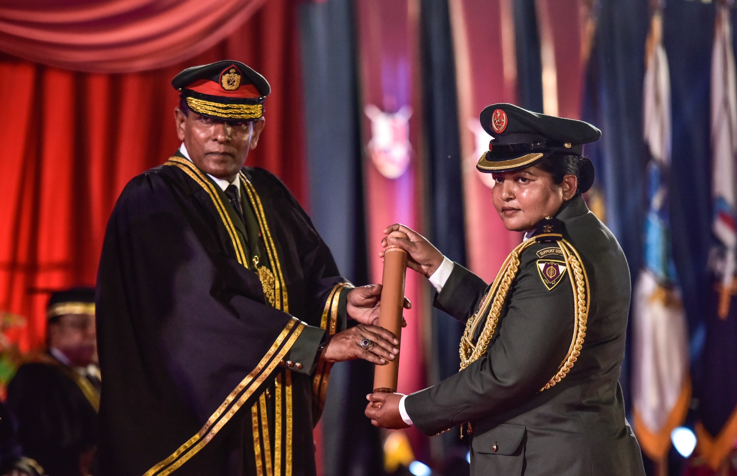 މާލެ: ނޮވެމްބަރު 5، 2017- އެމްއެންޑީއެފް ކޮލެޖު އޮފް ޑިފެންސް އެންޑް ސެކިއުރިޓީ ސްޓަޑީސް އިން ދަސްވެނިންމި ސިފައިންގެ މީހަކަށް، ޗީފް އޮފް ޑިފެންސް ފޯސް މޭޖަ ޖެނެރަލް އަހުމަދު ޝިޔާމް ސެޓްފިކެޓް ހަވާލުލޮށްދެއްވަނީ .---ފޮޓޯ: ހުސެއިން ވަހީދު/މިހާރު