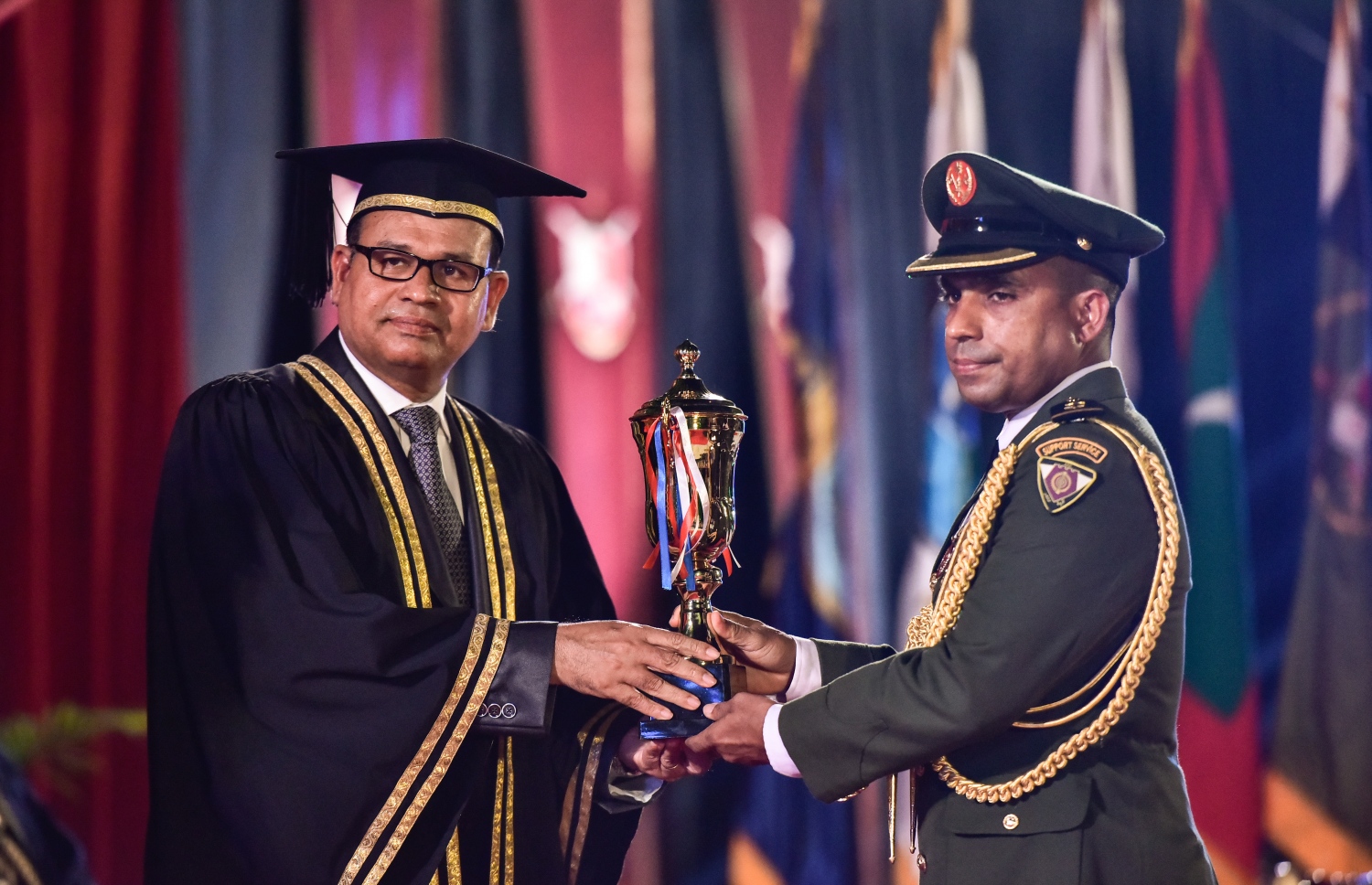 މާލެ: ނޮވެމްބަރު 5، 2017- އެމްއެންޑީއެފް ކޮލެޖު އޮފް ޑިފެންސް އެންޑް ސެކިއުރިޓީ ސްޓަޑީސް އިން ދަސްވެނިންމައި ވަނައެއް ހޯދި ސިފައިންގެ މީހަކަށް، ޑިފެންސް މިނިސްޓަރު އާދަމް ޝަރީފް އިނާމު ހަވާލުލޮށްދެއްވަނީ .---ފޮޓޯ: ހުސެއިން ވަހީދު/މިހާރު