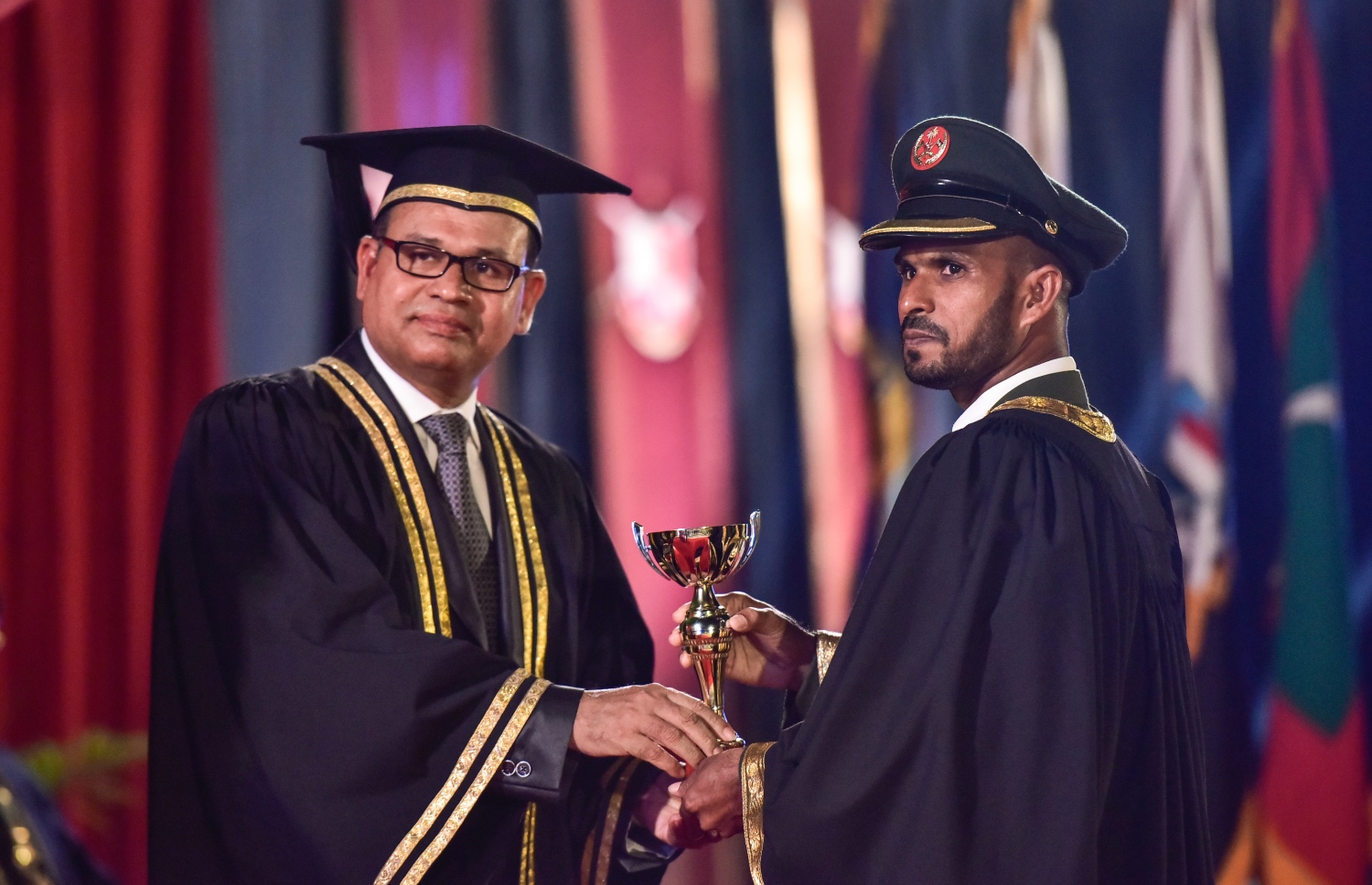 މާލެ: ނޮވެމްބަރު 5، 2017- އެމްއެންޑީއެފް ކޮލެޖު އޮފް ޑިފެންސް އެންޑް ސެކިއުރިޓީ ސްޓަޑީސް އިން ދަސްވެނިންމައި ވަނައެއް ހޯދި ސިފައިންގެ މީހަކަށް، ޑިފެންސް މިނިސްޓަރު އާދަމް ޝަރީފް އިނާމު ހަވާލުލޮށްދެއްވަނީ .---ފޮޓޯ: ހުސެއިން ވަހީދު/މިހާރު