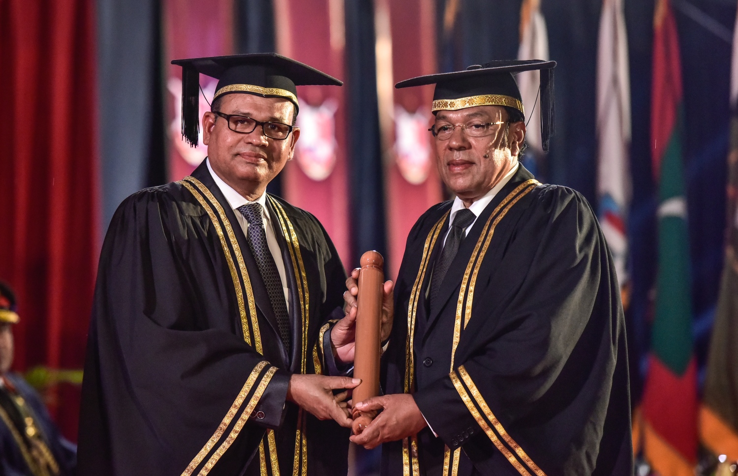 މާލެ: ނޮވެމްބަރު 5، 2017- އެމްއެންޑީއެފްގެ ކުރީގެ ޗީފް އޮފް ޑިފެންސް ފޯސް މުހައްމަދު ޒާހިރަށް، އޮނަރަރީ މާސްޓާސް ޑިގްރީއެއް، ޑިފެންސް މިނިސްޓަރު އާދަމް ޝަރީފް އަރުވަނީ: އެމްއެންޑީއެފްގެ ޑިފެންސް ކޮލެޖުގެ ފުރަތަމަ ދަސްވެނިވުމުގެ ރަސްމިއްޔާތުގައި، މި ޝަރަފު މުހައްމަދު ޒާހިރަށް އެރުވީ، ދިވެހި އަސްކަރިއްޔާގެ ތައުލީމާއި ތަމްރީނުގެ ދާއިރާ ތަރައްގީ ކުރުމަށް ކޮށްދެއްވާފައިވާ މަސައްކަތް ފާހަގަކުރުމުގެ ގޮތުން ކަމަށް އެމްއެންޑީއެފުން ބުނޭ.---ފޮޓޯ: ހުސެއިން ވަހީދު/މިހާރު