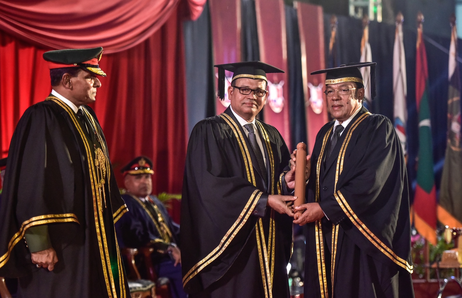 މާލެ: ނޮވެމްބަރު 5، 2017- އެމްއެންޑީއެފްގެ ކުރީގެ ޗީފް އޮފް ޑިފެންސް ފޯސް މުހައްމަދު ޒާހިރަށް، އޮނަރަރީ މާސްޓާސް ޑިގްރީއެއް، ޑިފެންސް މިނިސްޓަރު އާދަމް ޝަރީފް އަރުވަނީ: އެމްއެންޑީއެފްގެ ޑިފެންސް ކޮލެޖުގެ ފުރަތަމަ ދަސްވެނިވުމުގެ ރަސްމިއްޔާތުގައި، މި ޝަރަފު މުހައްމަދު ޒާހިރަށް އެރުވީ، ދިވެހި އަސްކަރިއްޔާގެ ތައުލީމާއި ތަމްރީނުގެ ދާއިރާ ތަރައްގީ ކުރުމަށް ކޮށްދެއްވާފައިވާ މަސައްކަތް ފާހަގަކުރުމުގެ ގޮތުން ކަމަށް އެމްއެންޑީއެފުން ބުނޭ.---ފޮޓޯ: ހުސެއިން ވަހީދު/މިހާރު