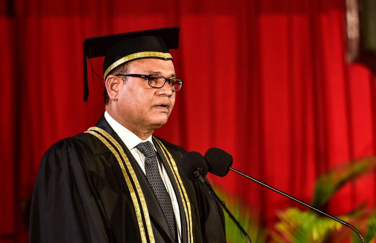 މާލެ: ނޮވެމްބަރު 5، 2017- އެމްއެންޑީއެފް ކޮލެޖު އޮފް ޑިފެންސް އެންޑް ސެކިއުރިޓީ ސްޓަޑީސްގެ ފުރަތަމަ ދަސްވެނިވުމުގެ ރަސްމިއްޔާތުގައި ޑިފެންސް މިނިސްޓަރު އާދަމް ޝަރީފް ވާހަކަ ދައްކަވަނީ.---ފޮޓޯ: ހުސެއިން ވަހީދު/މިހާރު