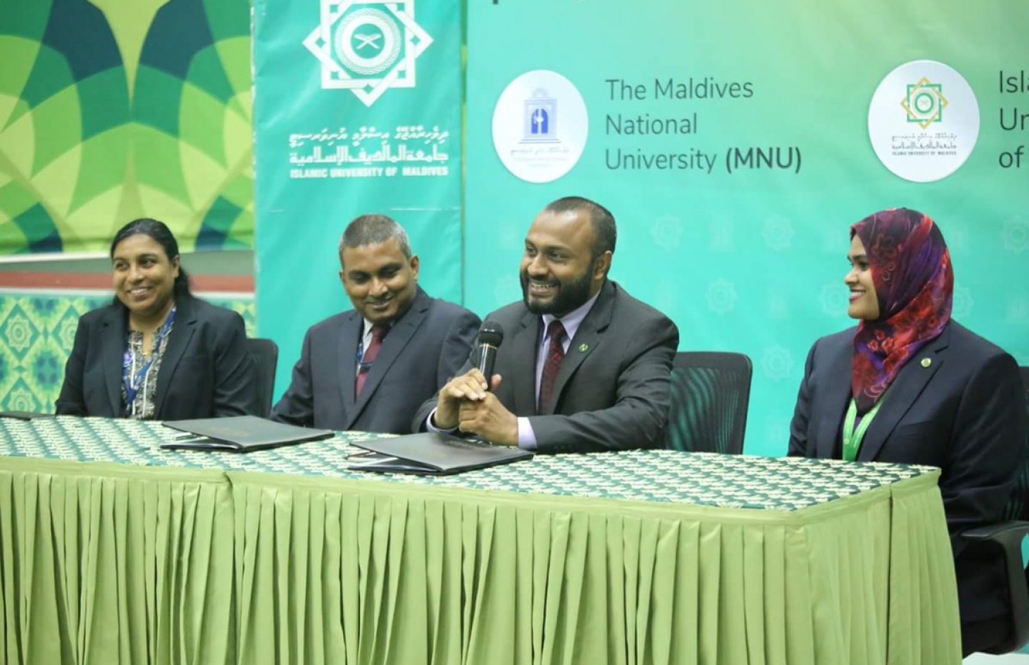 އައިޔޫއެމް އާއި އެމްއެންޔޫއާ ދެމެދު އެއްބަސްވުމުގައި ސޮއިކުރުމަށް މިއަދު ބޭއްވި ރަސްމިއްޔާތުގައި، އައިޔޫއެމްގެ ޗާންސެލަރު ޑރ. ޝަހީމް ވާހަކަ ދައްކަވަނީ.-- ފޮޓޯ: އައިޔޫއެމް