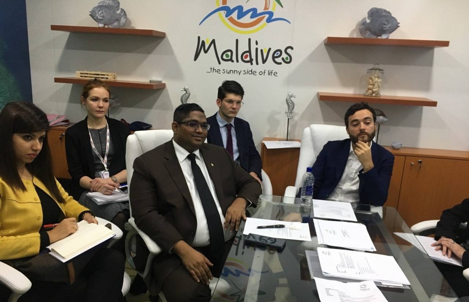 ލަންޑަންގައި ކުރިޔަށްދާ ޑަބްލިއުޓީއެމް ފެއާގައި އެޓާނީ ޖެނެރަލް އަނިލް ރާއްޖެއާ ބެހޭ މައުލޫމާތު ބޭރުގެ އެކި ފަރާތްތަކަށް ދެއްވަނީ.