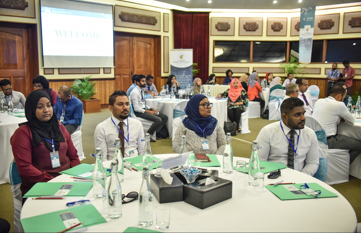 ކުށްތަކުން ކުޑަކުދިން ދުރުކުރުމާ ބެހޭ ގޮތުން މަޝްވަރާކުރަން ބޭއްވި ގައުމީ މަހާސިންތާގައި ބައިވެރިވި ބައެއް ބޭފުޅުން.-- ފޮޓޯ: ނިޝާން އަލީ/ މިހާރު