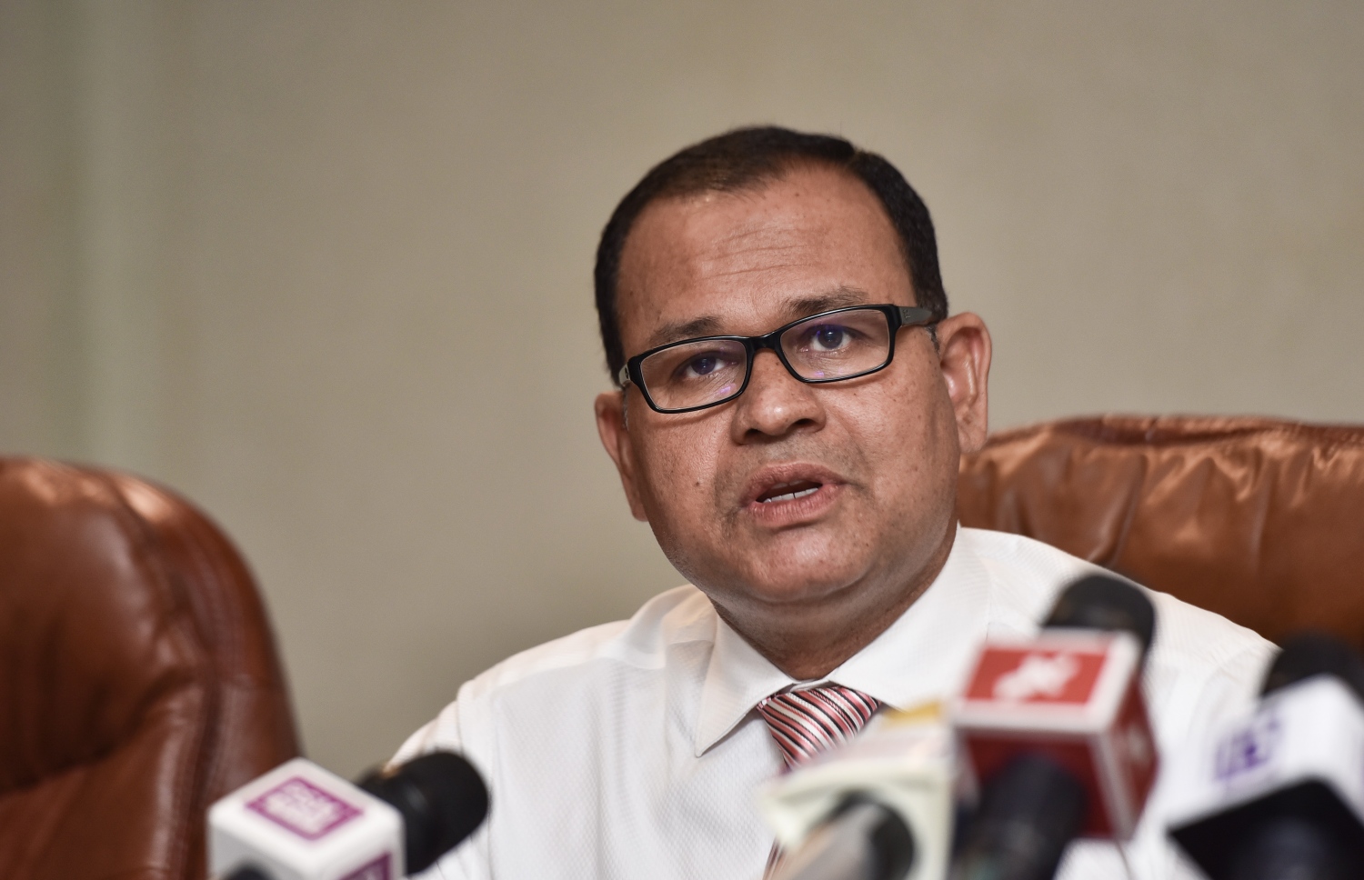 ޑިފެންސް މިނިސްޓަރު އާދަމް ޝަރީފު: ފައިނު އެއާޕޯޓުގެ މަޝްރޫއު ހިންގާއިރު ރައްޔިތުންގެ ކަންބޮޑުވުންތަކަށް ބަލާނެ ކަމަށް ވިދާޅުވި.-- ފޮޓޯ: ހުސެއިން ވަހީދު/ މިހާރު