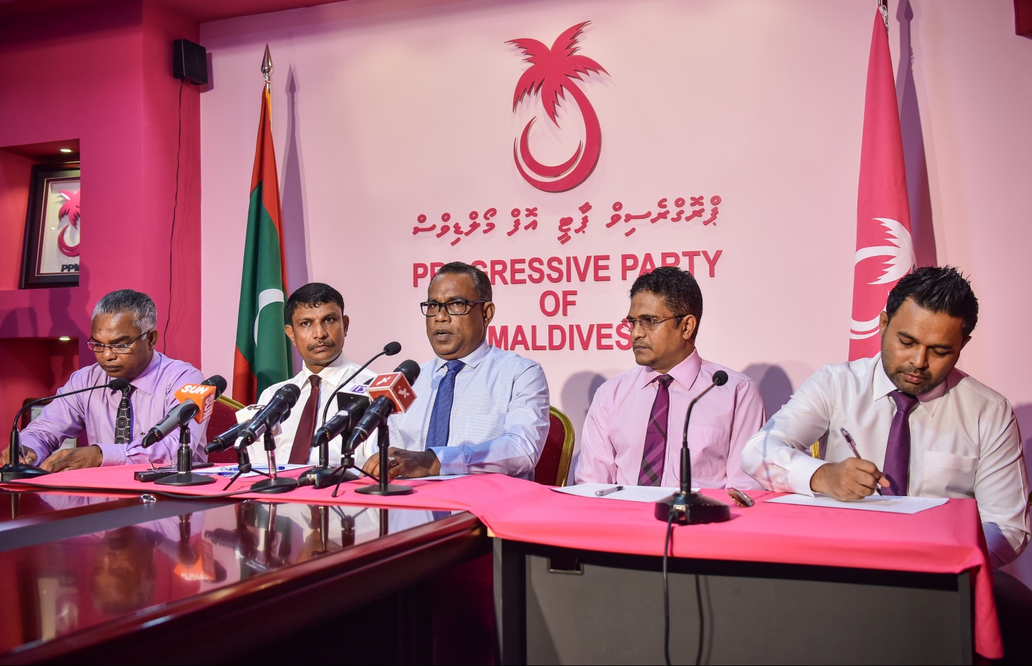 ޕީޕީއެމް އޮފީހުގައި އިއްޔެ ބޭއްވި ނޫސްވެރިންގެ ބައްދަލުވުމުގައި ރިޔާޒް (ވ-2) ބައިވެރިވެވަޑައިގަންނަވަނީ. - ފޮޓޯ: މިހާރު