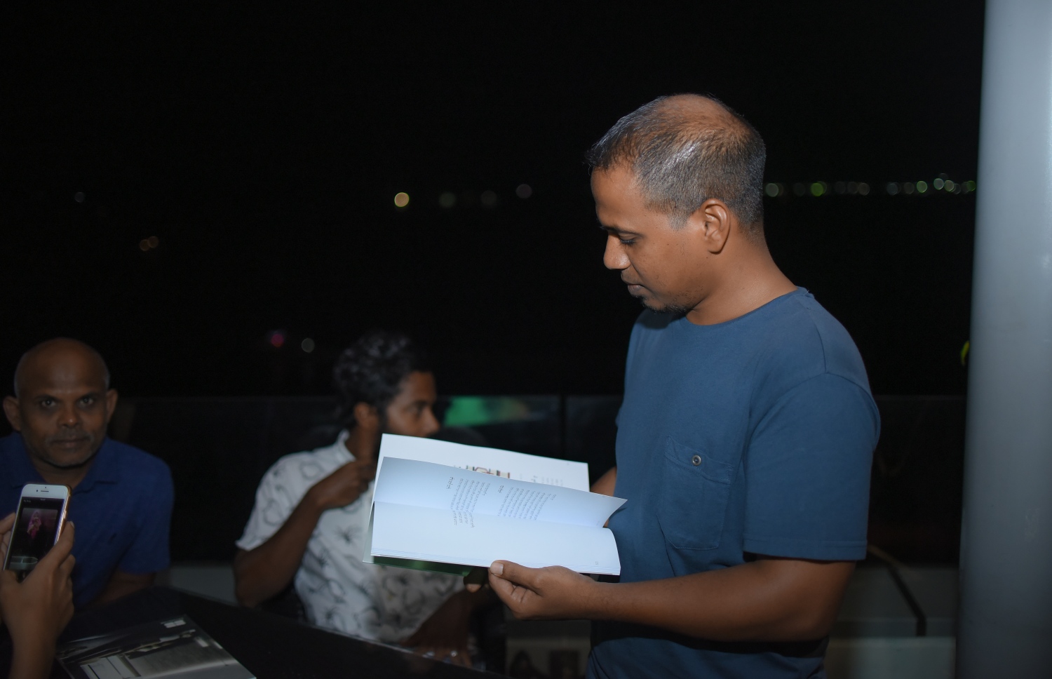 "ދޯ"ގެ ފަސް ވަނަ އަދަދު "ދަތުރު" ނެރުމަށް ސޯލްޓް ކެފޭގައި ބޭއްވި ހަފުލާގެ ތެރެއިން.--- ފޮޓޯ: ހުސައިން ވަހީދު/ މިހާރު