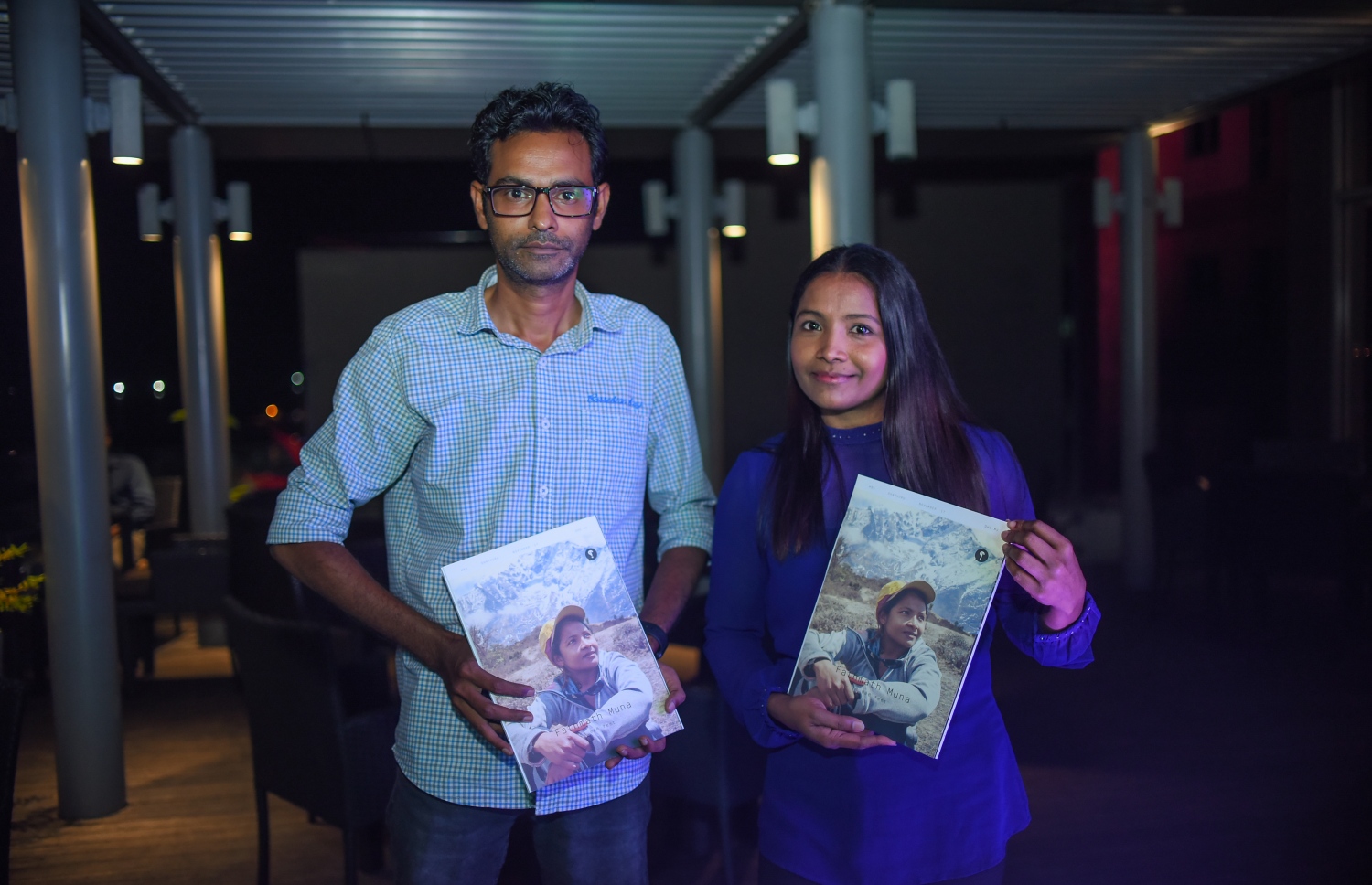 ނޮވެމްބަރު 7، 2017: "ދޯ"ގެ ފަސް ވަނަ އަދަދު "ދަތުރު" ނެރުމަށް ސޯލްޓް ކެފޭގައި ބޭއްވި ހަފުލާގައި އެތުލީޓް ފާތުމަތު މުނާ އާއި އެޑިޓަރު އިސްމާއިލް ނަސީރު --- ފޮޓޯ: ހުސައިން ވަހީދު/ މިހާރު