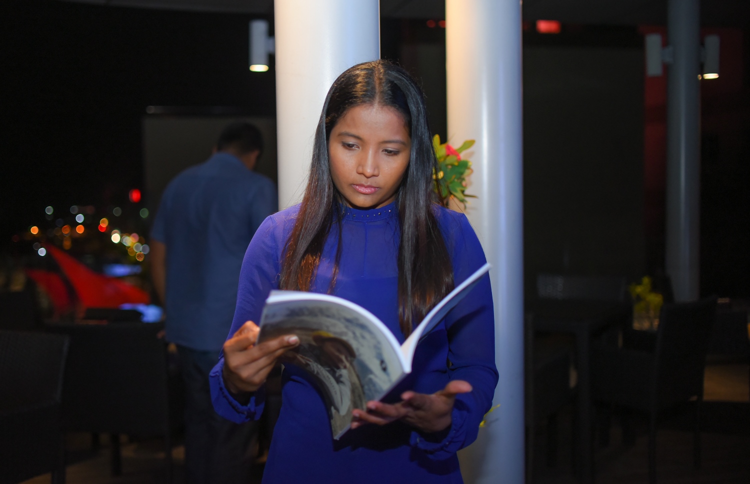 ނޮވެމްބަރު 7، 2017: "ދޯ"ގެ ފަސް ވަނަ އަދަދު "ދަތުރު" ނެރުމަށް ސޯލްޓް ކެފޭގައި ބޭއްވި ހަފުލާގައި ފާތުމަތު މުނާ --- ފޮޓޯ: ހުސައިން ވަހީދު/ މިހާރު