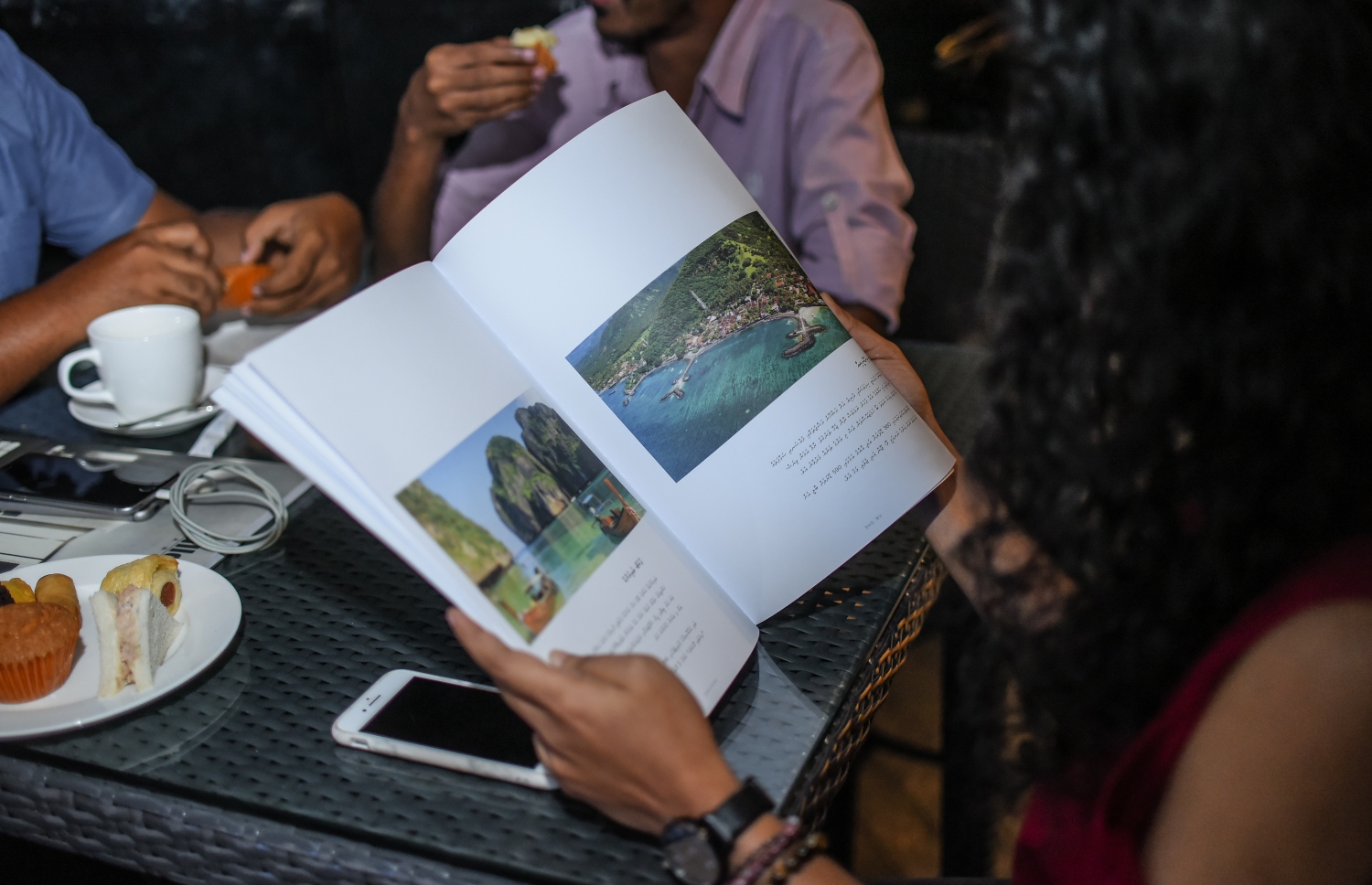 "ދޯ"ގެ ފަސް ވަނަ އަދަދު "ދަތުރު" ނެރުމަށް ސޯލްޓް ކެފޭގައި ބޭއްވި ހަފުލާގެ ތެރެއިން.--- ފޮޓޯ: ހުސައިން ވަހީދު/ މިހާރު