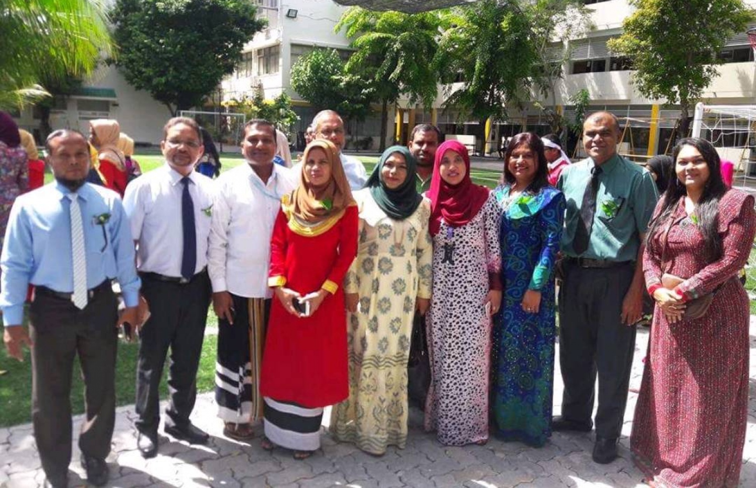 މާލޭގެ ސްކޫލުތަކުގެ ދެ ޖިންސްގެ ޕްރިންސިޕަލުން ރަސްމީ ހަރަކާތަކަށް ފަހު ފޮޓޯއަކަށް ހުއްޓިގެން
