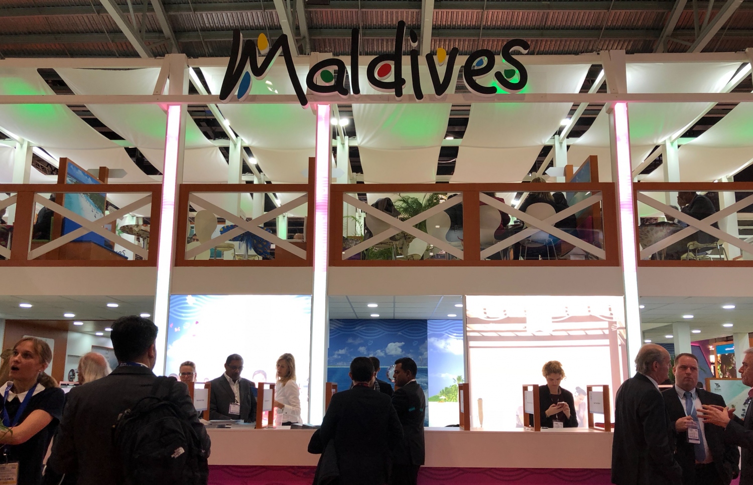 ލަންޑަންގައި މިހާރު ކުރިޔަށްދާ ވޯލްޑް ޓްރެވަލް މާކެޓްގައި ތައްޔާރުކޮށްފައިވާ ރާއްޖޭގެ ސްޓޭންޑް. ފޮޓޯ: އަބްދުﷲ ޖަމީލު /މިހާރު