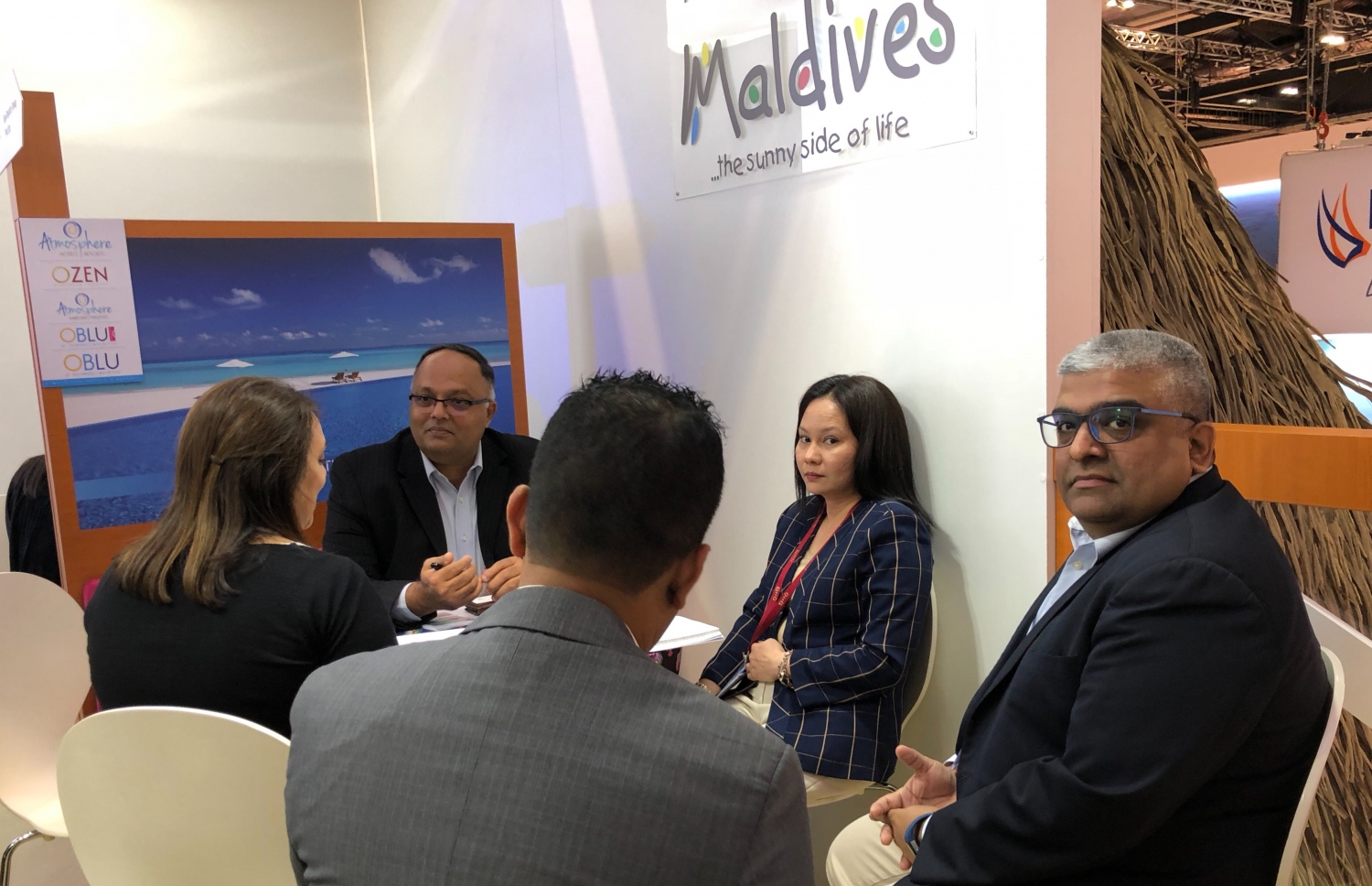 ޑަބްލިއުޓީއެމްގައި ހުރި ސްޓޯލެއްގައި ރާއްޖެއާ ބެހޭ މައުލޫމާތު ބަޔަކު ދެނީ. ފޮޓޯ: އަބްދުﷲ ޖަމީލު /މިހާރު