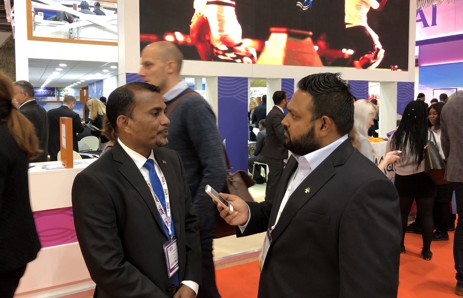 ލަންޑަންގައި މިހާރު ކުރިޔަށްދާ ވޯލްޑް ޓްރެވަލް މާކެޓްގައި ބައިވެރިވެވަޑައިގަތުމަށް ވަޑައިގެން ހުންނެވި އެމްއެމްޕީއާރުސީގެ އެކްޓިން މެނޭޖިން ޑިރެކްޓަރު ހާރިސް މުހައްމަދު "މިހާރު"އަށް އިއްޔެ އިންޓަވިއުއެއް ދެއްވަނީ.