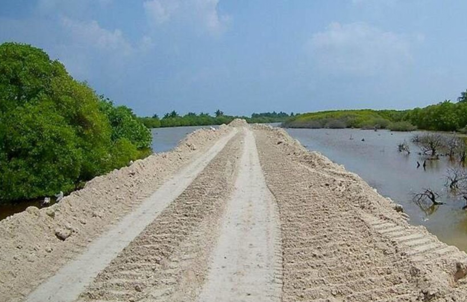 ކުޅުދުއްފުށީ އެއާޕޯޓް އެޅުމަށް ކުޅިން ހިއްކާ ސަރަހައްދަށް ފަސް އަޅާފަ-- ފޮޓޯ: ފޭސްބުކް