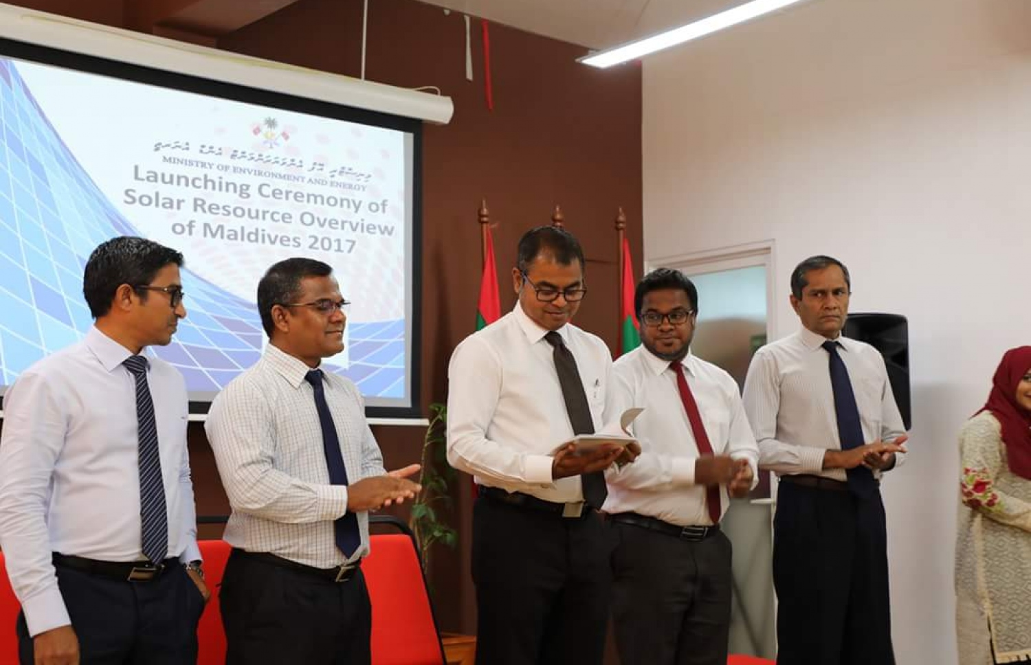 އެންވަޔަރްމަންޓް މިނިސްޓަރު ތޯރިގް (ވ-3)، އިރުގެ ހަކަތައިގެ މައުލޫމާތު ލިބޭ "ސޯލާ ރިސޯސް އޯވަވިއު 2017" ފޮތް މިއަދު ނެރެދެއްވަނީ. -- ފޮޓޯ: އެންވަޔަރްމަންޓް މިނިސްޓްރީ