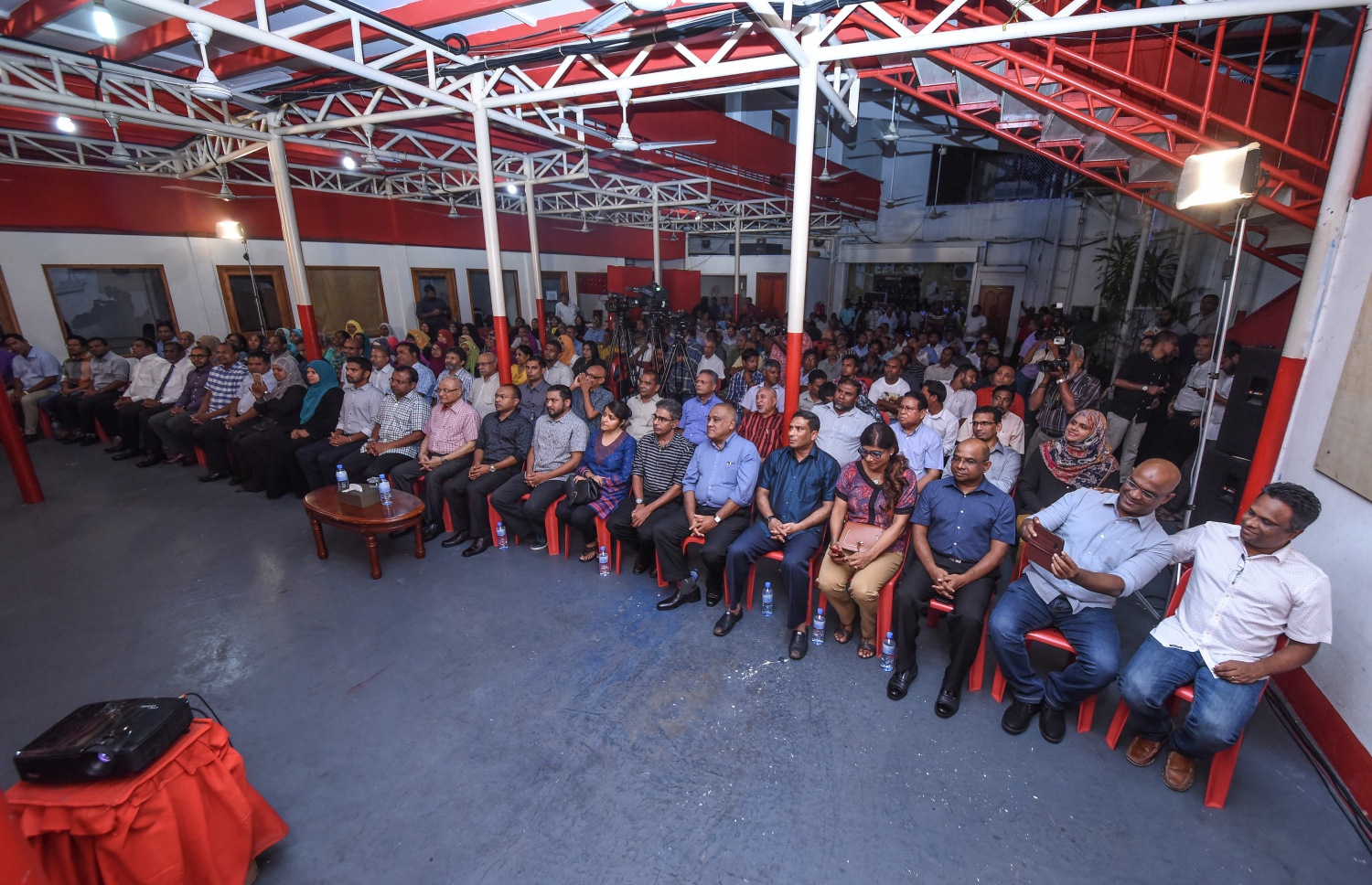 އިދިކޮޅު އިއްތިހާދުން ރޭ ބޭއްވި ޖަލްސާގެ ތެރެއިން.---މިހާރު ފޮޓޯ: ހުސައިން ވަހީދު.