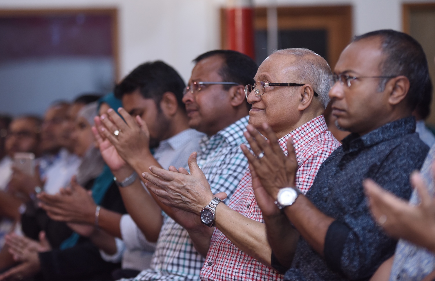 އިދިކޮޅު ފަރާތްތަކުން މިރޭ ބޭއްވި ޖަލްސާގައި އެ ހަރަކާތުގެ ބައެއް އިސްބޭފުޅުން އަތްޖައްސަވަނީ.---ފޮޓޯ: ހުސެއިން ވަހީދު/މިހާރު