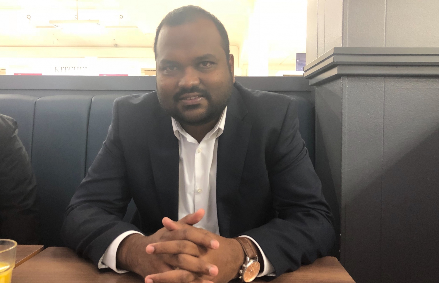 އަލީ ވަހީދު "މިހާރު" އާ ލަންޑަންގައި ވާހަކަ ދައްކަވަނީ.