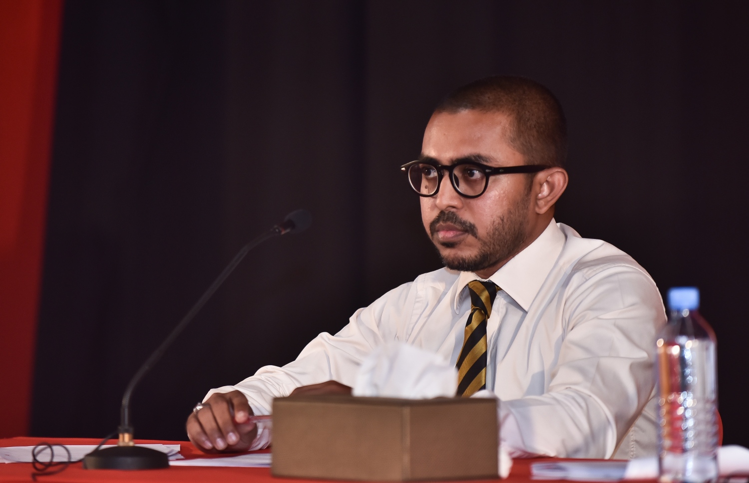 ނޫސްވެރިކަމާ ބެހޭގޮތުން އިދިކޮޅު ފަރާތްތަކުން ރޭ ބޭއްވި ޕެނަލް ޑިސްކަޝަންގައި މަޑުއްވަރީ ދާއިރާގެ މެމްބަރު އަމީތު ބައިވެރިވެވަޑައިގަންނަވަނީ.-- ފޮޓޯ: ހުސެއިން ވަހީދު/ މިހާރު