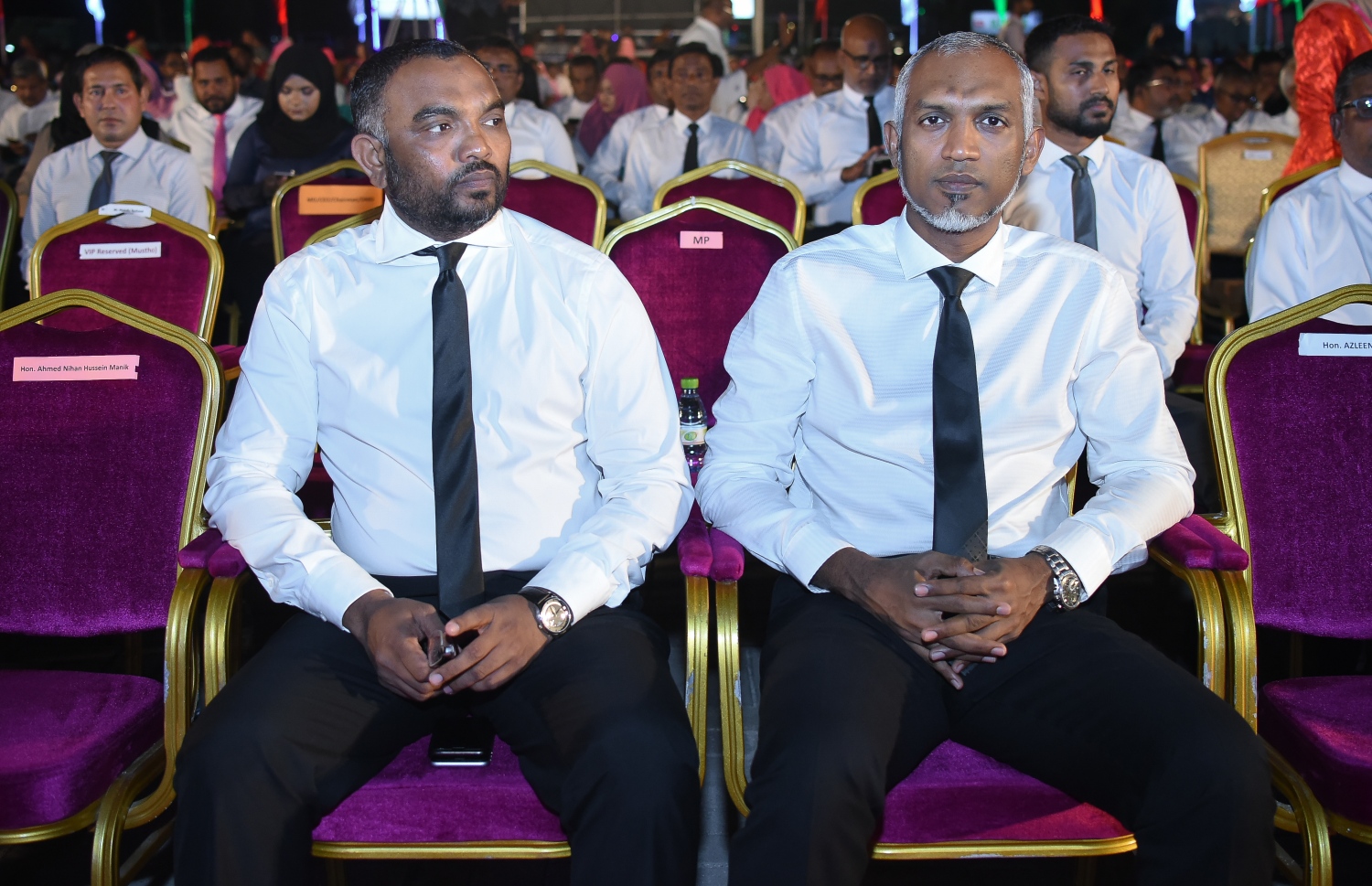 މާލެ: ނޮވެމްބަރު 9، 2017- "އަސްތާ" ގެ ނަމުގައި ޕީޕީއެމުން ބޭއްވި ޖަލްސާގައި ހައުސިން މިނިސްޓަރު ޑރ. މުއިއްޒާއި ކެލާ ދާއިރާގެ މެމްބަރު އަލީ އާރިފް ބައިވެރިވެވަޑައިގަންނަވަނީ: މި އަހަރުގެ ނަސްރުގެ ދުވަހާ ގުޅުވައިގެން ބޭއްވި މި ޖަލްސާ އަށް ވަރަށް ގިނަ ބަޔަކު ދިޔަ.---ފޮޓޯ: ނިޝާން އަލީ/މިހާރު