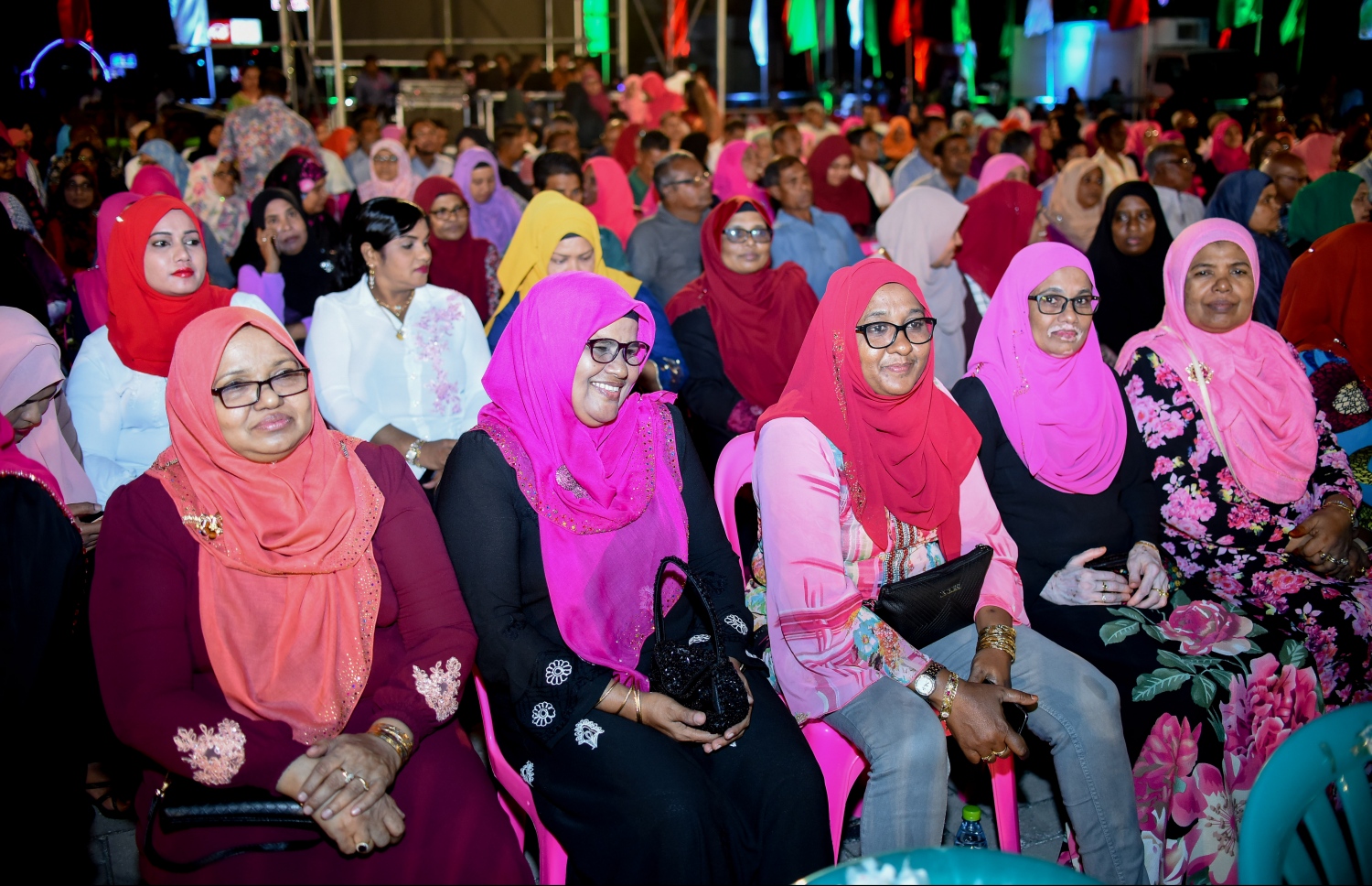 މާލެ: ނޮވެމްބަރު 9، 2017- "އަސްތާ" ގެ ނަމުގައި ޕީޕީއެމުން ބޭއްވި ޖަލްސާގައި ބައިވެރިވި ސަރުކާރުގެ ސަޕޯޓަރުން: މި އަހަރުގެ ނަސްރުގެ ދުވަހާ ގުޅުވައިގެން ބޭއްވި މި ޖަލްސާ އަށް ވަރަށް ގިނަ ބަޔަކު ދިޔަ.---ފޮޓޯ: ނިޝާން އަލީ/މިހާރު