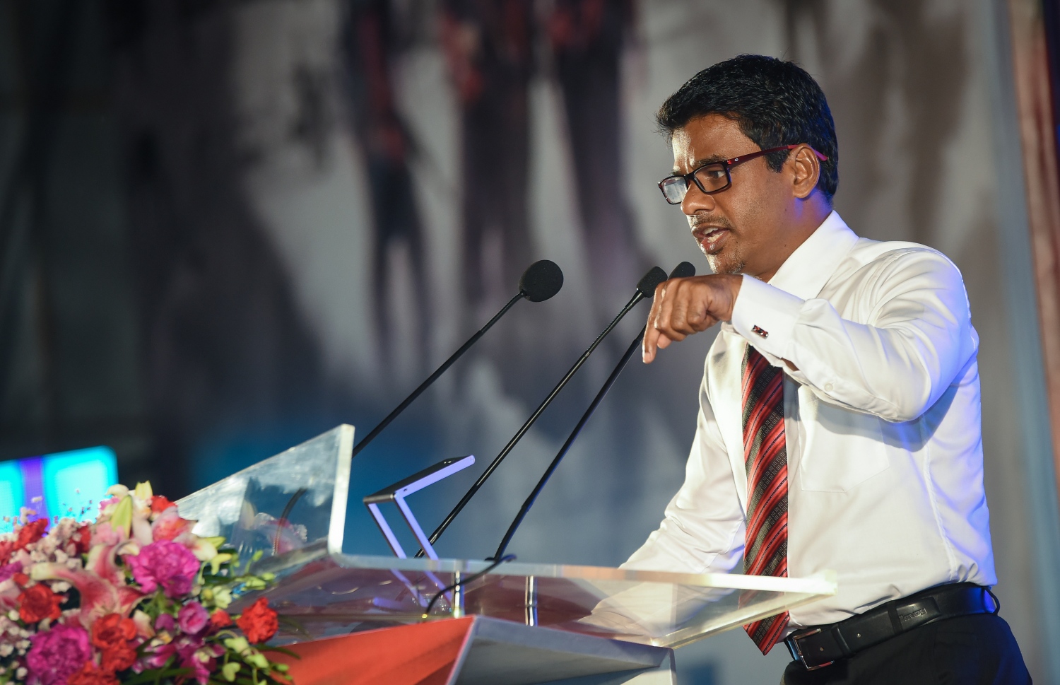 މާލެ: ނޮވެމްބަރު 9، 2017- "އަސްތާ" ގެ ނަމުގައި ޕީޕީއެމުން ބޭއްވި ޖަލްސާގައި ހެލްތު މިނިސްޓަރު އަބްދުﷲ ނާޒިމް ވާހަކަ ދައްކަވަނީ.---ފޮޓޯ: ނިޝާން އަލީ/މިހާރު