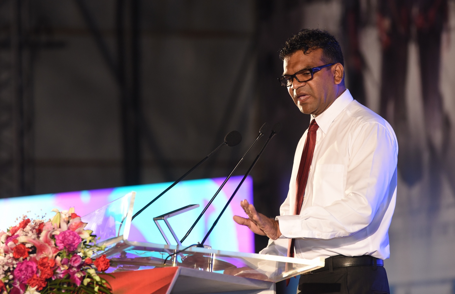 މާލެ: ނޮވެމްބަރު 9، 2017- "އަސްތާ" ގެ ނަމުގައި ޕީޕީއެމުން ބޭއްވި ޖަލްސާގައި، ނޮވެމްބަރު 3 ގެ އުދުވާނީ ހަމަލައިން ރާއްޖެ ސަލާމަތް ކުރުމަށް ހަރަކާތްތެރިވި އަދި ސިފައިންގެ ޚިދުމަތުން މިހާރު ރިޓަޔާ ކުރައްވާފައިވާ އިބްރާހިމް އަފްޒަލް ވާހަކަ ދައްކަވަނީ.---ފޮޓޯ: ނިޝާން އަލީ/މިހާރު