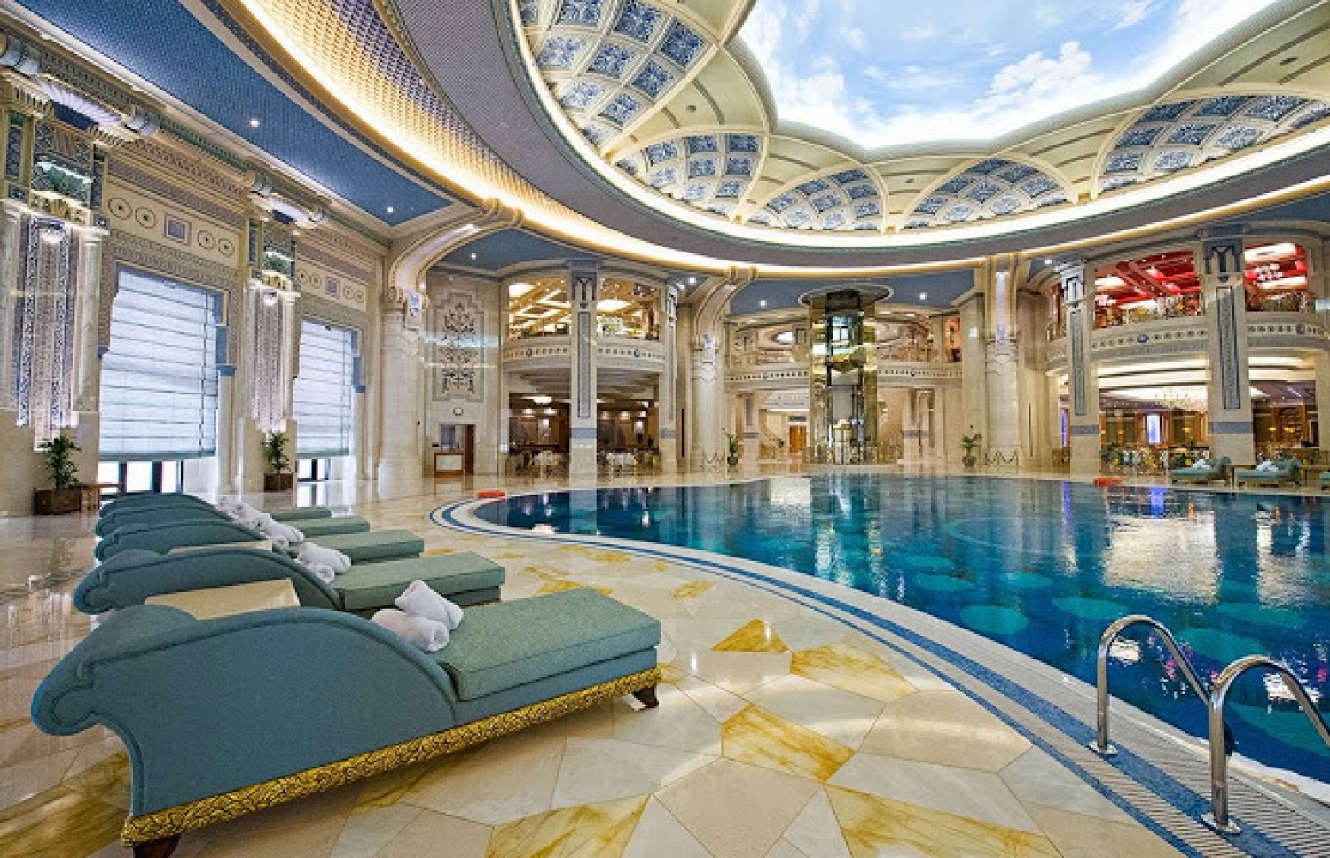 ސައުދީގެ ވެރިރަށް ރިޔާޒުގައި ހުންނަ ރިޒް ކާލްޓަން ހޮޓެލްގެ ޕޫލް.