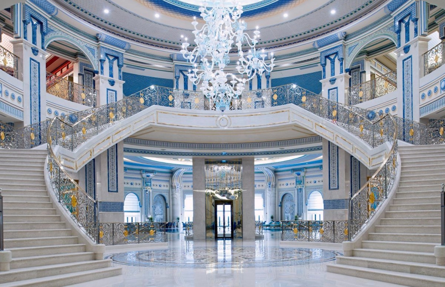 ރިޔާޒުގައި ހުންނަ ރިޒް ކާލްޓަން ހޮޓަލުގެ އެތެރެ.