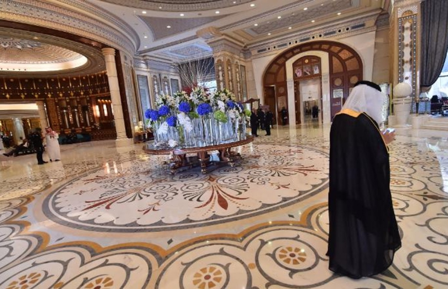 ރިޔާޒުގައި ހުންނަ ރިޒް ކާލްޓަން ހޮޓަލުގެ ލޮބީ އޭރިޔާ.