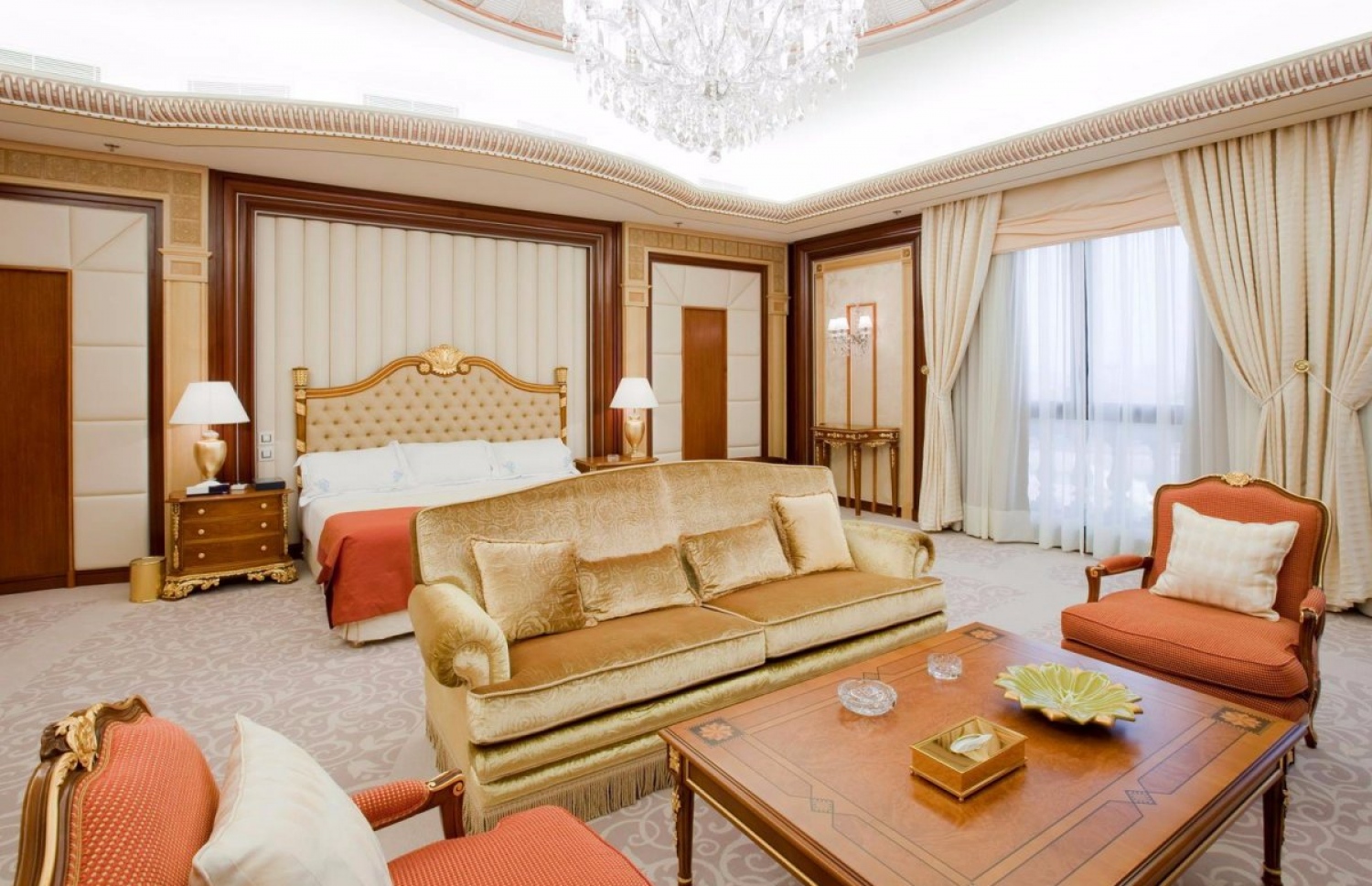 ރިޔާޒުގައި ހުންނަ ރިޒް ކާލްޓަން ހޮޓަލުގެ ވީއައިޕީ ކޮޓަރިއެއްގެ އެތެރެ.