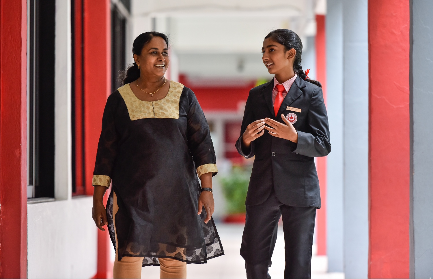 ރަފާ (ކ) އޭނާގެ މުދައްރިސަކާ ވާހަކަދައްކަނީ. --ފޮޓޯ: ނިޝާން އަލީ/ މިހާރު