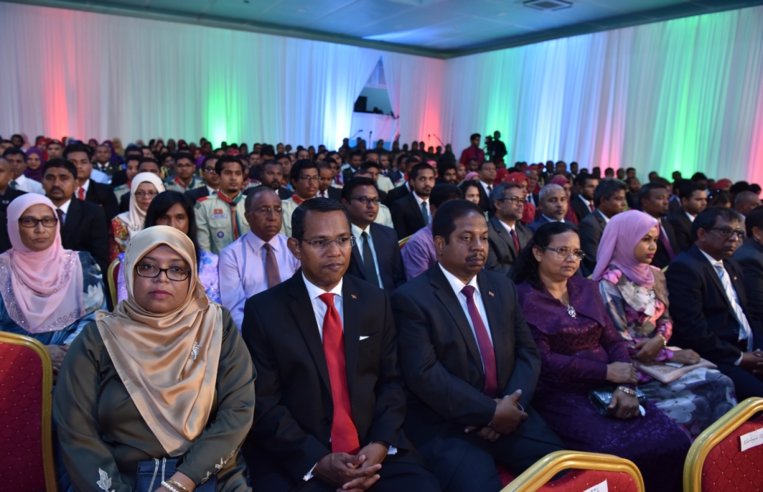 މި އަހަރުގެ ޖުމްހޫރީ ދުވަހުގެ މުނާސަބަތުގައި މިރޭ ބޭއްވި ޖަލްސާގައި ބައިވެރިވި ބައެއް ބޭފުޅުން.---ފޮޓޯ: ރައީސް އޮފީސް