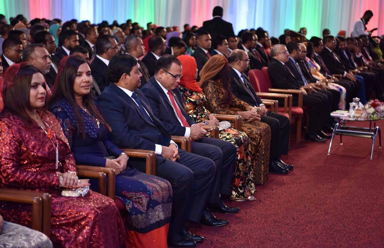 މާލެ: ނޮވެމްބަރު 11، 2017- މި އަހަރުގެ ޖުމްހޫރީ ދުވަހުގެ މުނާސަބަތުގައި ބޭއްވި ޖަލްސާގައި ބައިވެރިވެވަޑައިގެންނެވި ބައެއް ބޭފުޅުން.---ފޮޓޯ: ރައީސް އޮފީސް