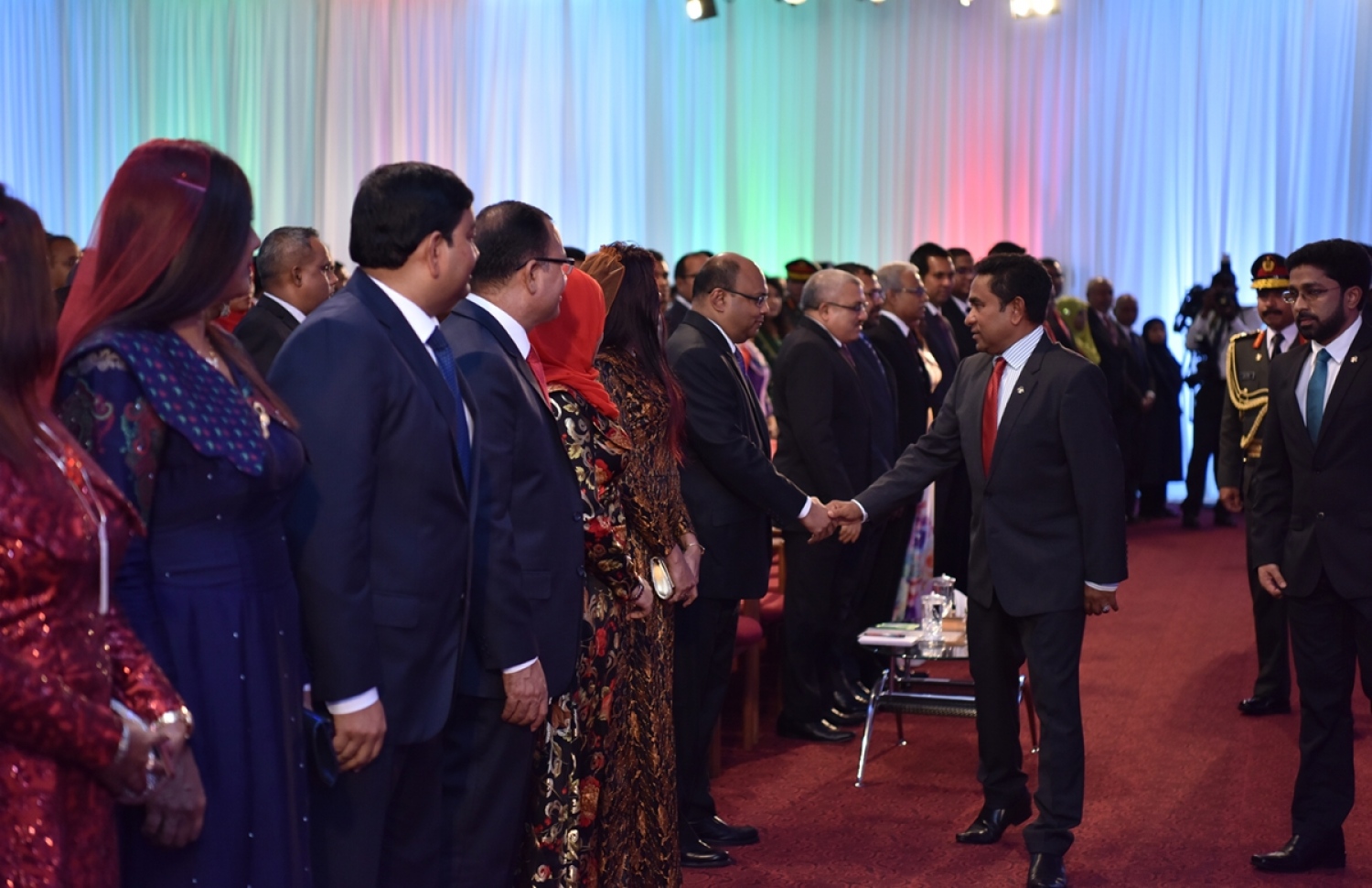 މާލެ: ނޮވެމްބަރު 11، 2017- މި އަހަރުގެ ޖުމްހޫރީ ދުވަހުގެ މުނާސަބަތުގައި ބޭއްވި ޖަލްސާގައި ރައީސް ޔާމީން، އުއްތަމަ ފަނޑިޔާރު އަބްދުﷲ ސައީދާ ސަލާމް ކުރައްވަނީ.---ފޮޓޯ: ރައީސް އޮފީސް