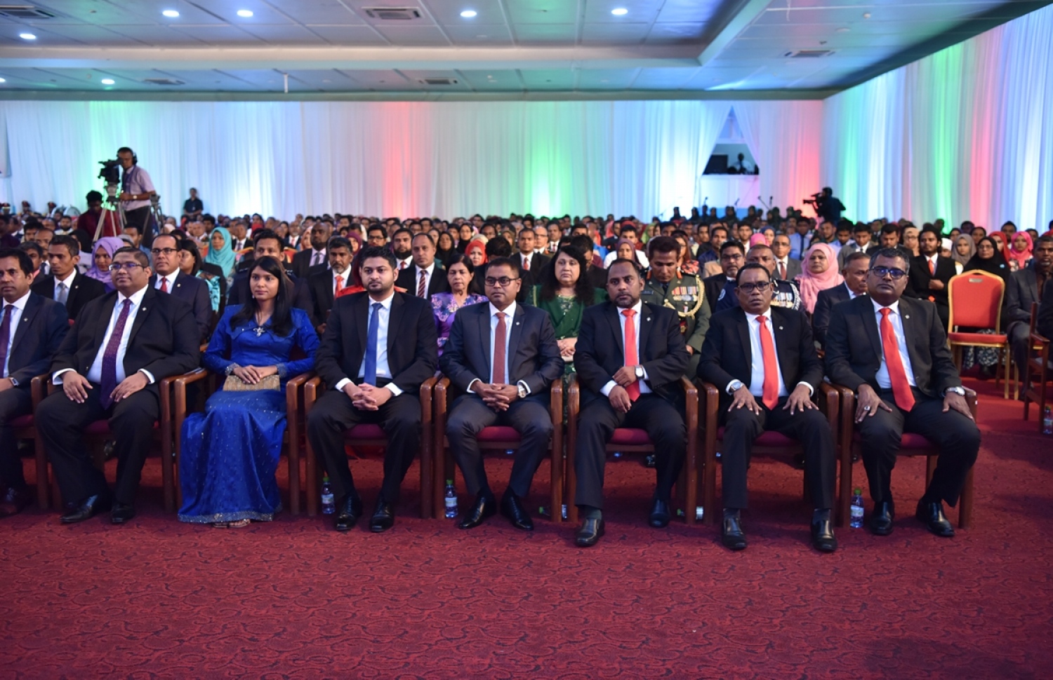 މާލެ: ނޮވެމްބަރު 11، 2017- މި އަހަރުގެ ޖުމްހޫރީ ދުވަހުގެ މުނާސަބަތުގައި ބޭއްވި ޖަލްސާގައި ބައިވެރިވެވަޑައިގެންނެވި ބައެއް ބޭފުޅުން.---ފޮޓޯ: ރައީސް އޮފީސް