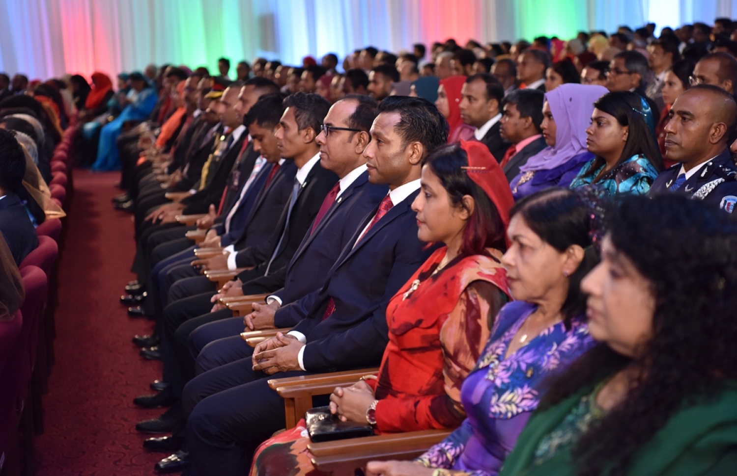 މާލެ: ނޮވެމްބަރު 11، 2017- މި އަހަރުގެ ޖުމްހޫރީ ދުވަހުގެ މުނާސަބަތުގައި ބޭއްވި ޖަލްސާގައި ބައިވެރިވެވަޑައިގެންނެވި ބައެއް ބޭފުޅުން.---ފޮޓޯ: ރައީސް އޮފީސް