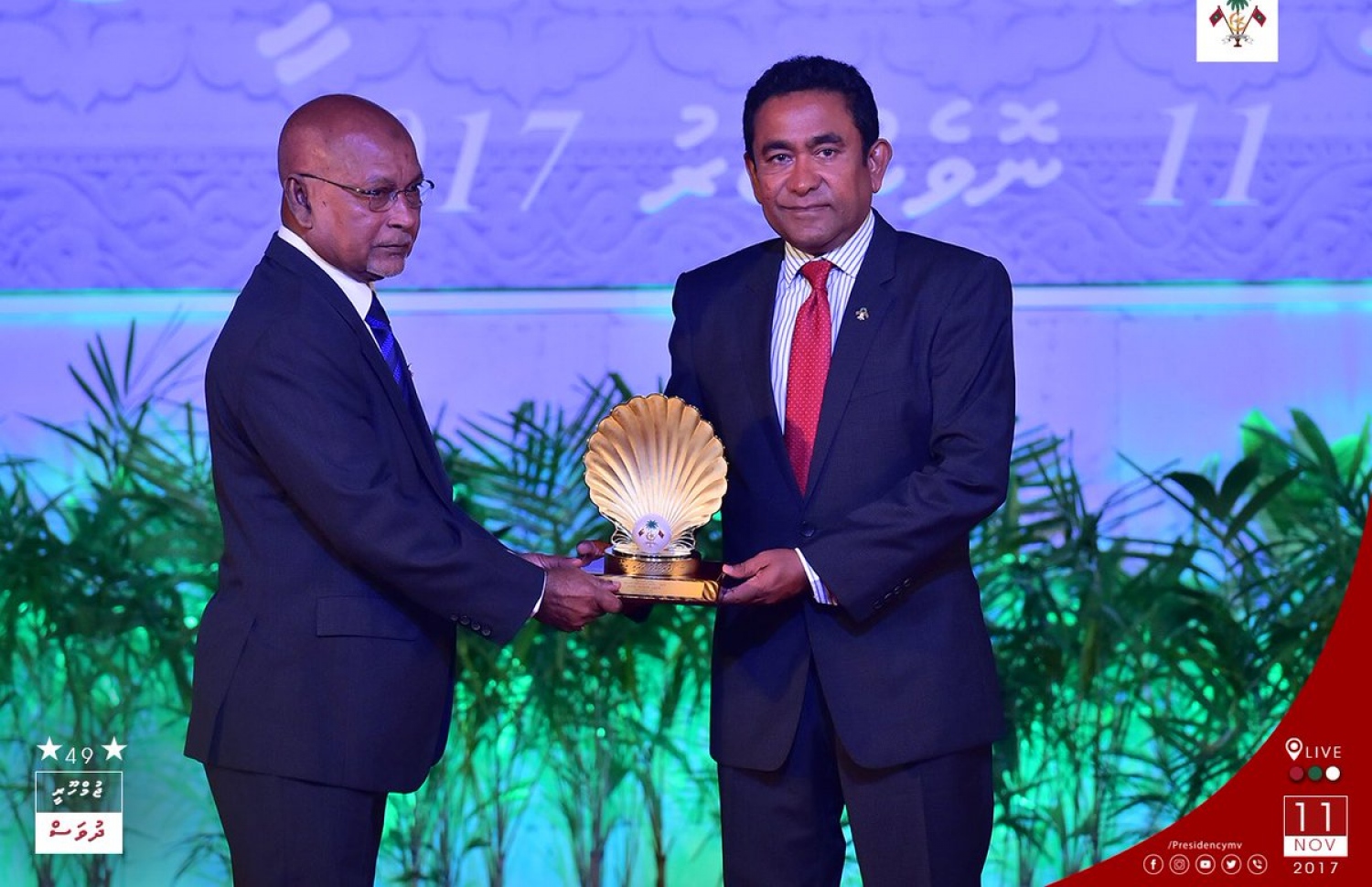 މާލެ: ނޮވެމްބަރު 11، 2017- ޖުމްހޫރީ ދުވަހުގެ މުނާސަބަތުގައި ބޭއްވި ޖަލްސާގައި، ޝަރަފުވެރިކަމުގެ ގައުމީ އިނާމު ހާސިލްކުރި ހ. މިލާފަރު ޑރ. މުހައްމަދު އަހުމަދާ، ރައީސް ޔާމީން އިނާމު ހަވާލުކޮށްދެއްވަނީ: އޭނާ އަށް މި އިނާމު ލިބިވަޑައިގަތީ ރާއްޖޭގެ ސިއްހީ ދާއިރާ އަށް ކޮށްދެއްވާފައިވާ ޚިދުމަތްތަކަށް.---ފޮޓޯ: ރައީސް އޮފީސް