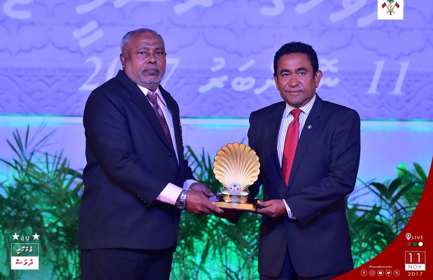 މާލެ: ނޮވެމްބަރު 11، 2017- ޖުމްހޫރީ ދުވަހުގެ މުނާސަބަތުގައި ބޭއްވި ޖަލްސާގައި، ޝަރަފުވެރިކަމުގެ ގައުމީ އިނާމު ހާސިލްކުރި ގދ. ތިނަދޫ އަލިދޯދި އަބްދުﷲ އަފީފާ، ރައީސް ޔާމީން އިނާމު ހަވާލުކޮށްދެއްވަނީ: އޭނާ އަށް މި އިނާމު ލިބިވަޑައިގަތީ ދިވެހި އަދަބިއްޔާތުގެ ދާއިރާ އިން ޅެންވެރިކަމުގެ ރޮނގުން ކޮށްދެއްވާފައިވާ ޚިދުމަތްތަކަށް.---ފޮޓޯ: ރައީސް އޮފީސް