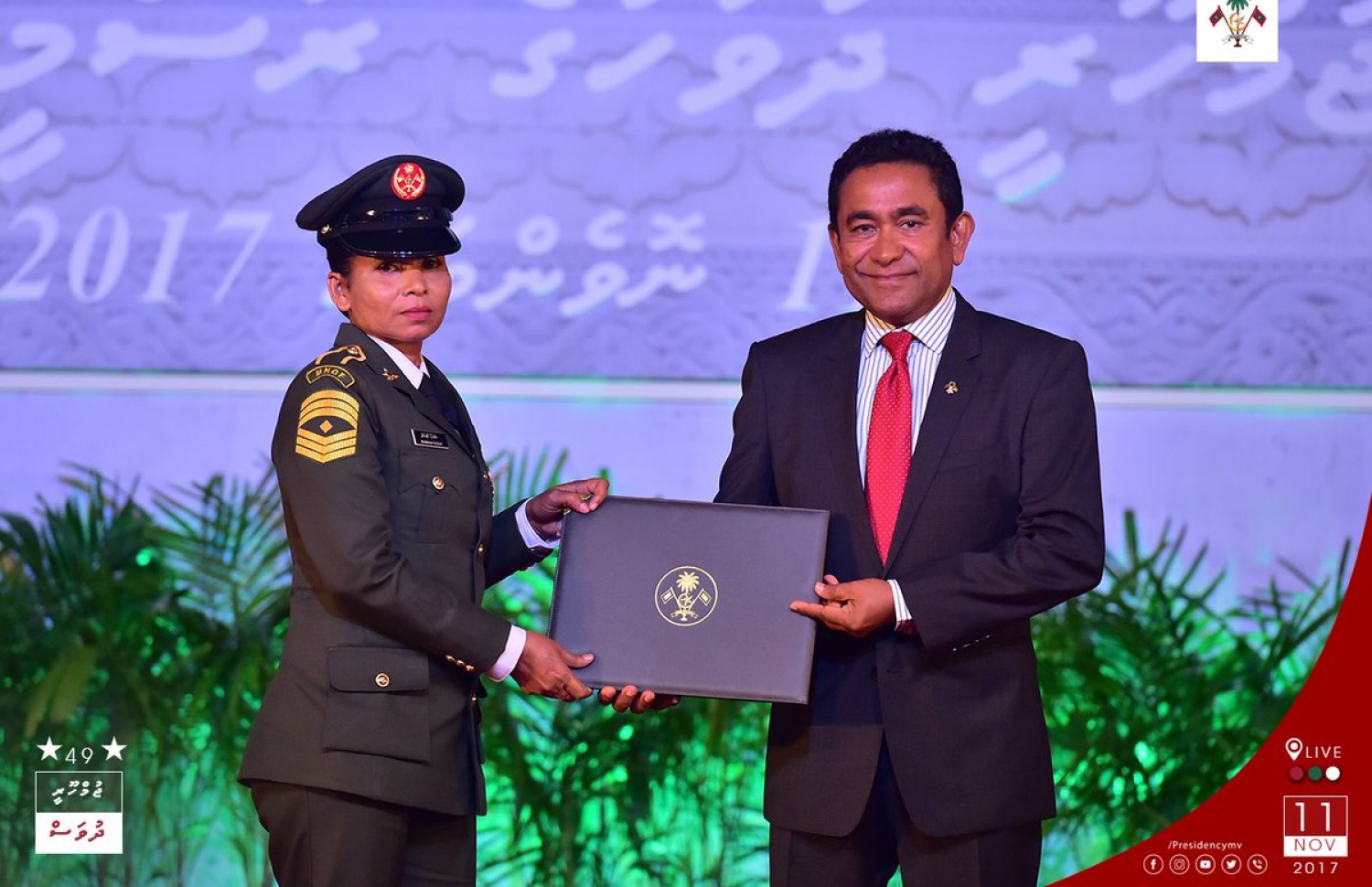 މާލެ: ނޮވެމްބަރު 11، 2017- ޖުމްހޫރީ ދުވަހުގެ މުނާސަބަތުގައި ބޭއްވި ޖަލްސާގައި، އާންމުކޮށް އަންހެނުން ކޮށް ނޫޅޭ ބާވަތުގެ މަސައްކަތުގެ ދާއިރާ އިން ގައުމީ އިނާމު ހާސިލްކުރި ޅ. ނައިފަރު މާތިލަ، ސަމްހާ ޔޫސުފްއާ ރައީސް ޔާމީން އިނާމު ހަވާލުކޮށްދެއްވަނީ.---ފޮޓޯ: ރައީސް އޮފީސް