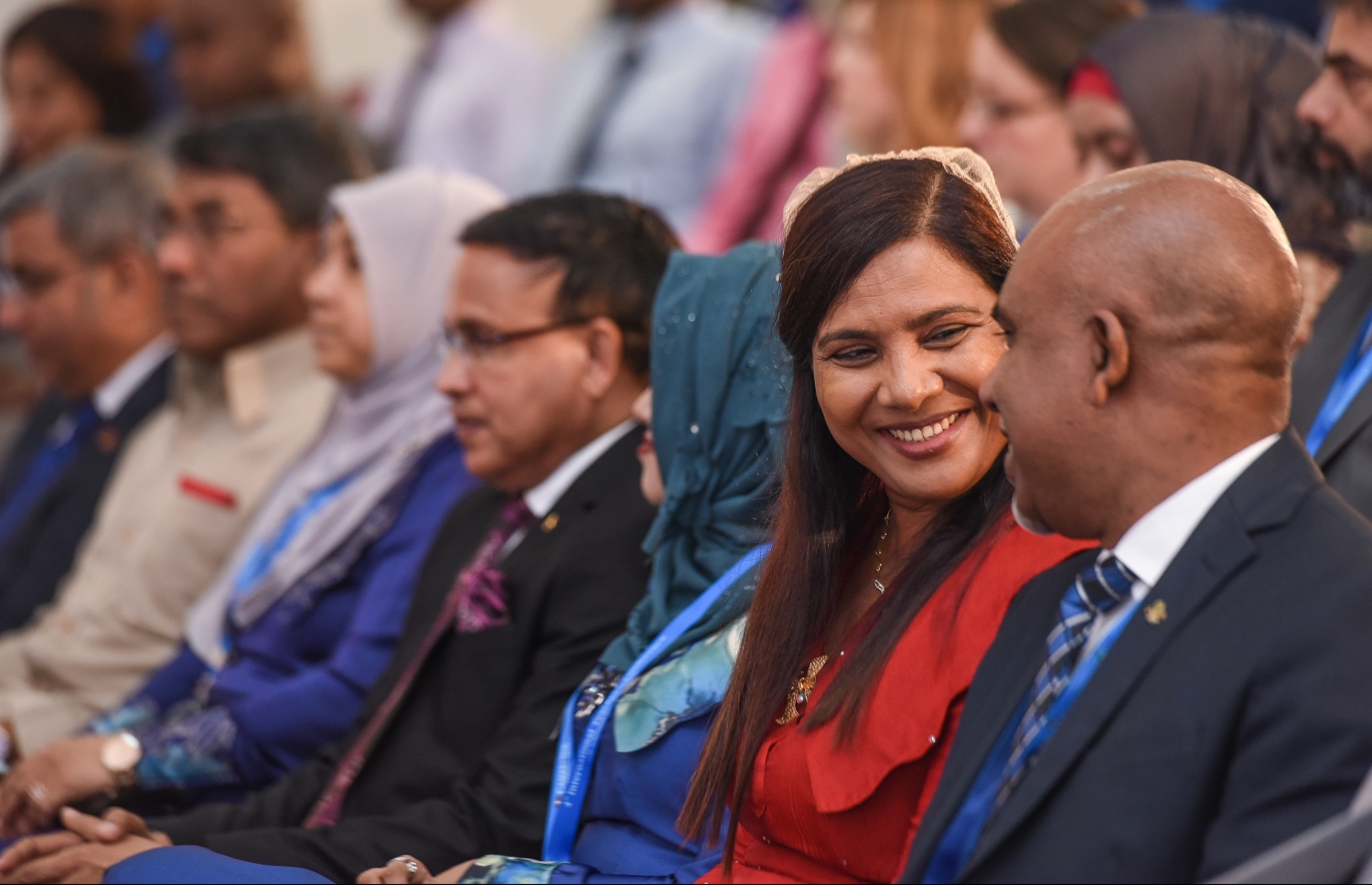 ޓީޗަރުންގެ ބައިނަލްއަގުވާމީ ހަތަރު ވަނަ ކޮންފަރެންސް ފެށުމަށް މިއަދު ބޭއްވި ރަސްމިއްޔާތުގައި އެޑިއުކޭޝަން މިނިސްޓަރު ޑރ. އާއިޝަތު ޝިހާމާއި އެ މިނިސްޓްރީގެ ސްޓޭޓް މިނިސްޓަރު އަހުމަދު ޝަފީއު ވާހަކަ ދައްކަވަނީ.-- ފޮޓޯ: ނިޝާން އަލީ/ މިހާރުު