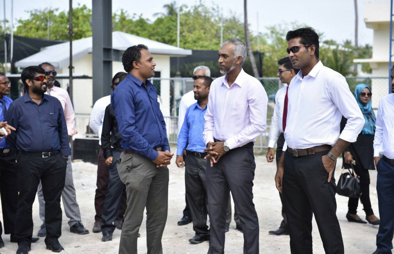 ފެން ބަންދުކުރާ ފެކްޓްރީ އިފްތިތާހް ކުރުމުގެ ރަސްމިއްޔާތުގައި ފަޒުލް (ކ) އާއި ހައުސިން މިނިސްޓަރު މުއިއްޒު ބައިވެރިވެވަޑައިގަންނަވަނީ. --ފޮޓޯ/އެމްޑަބްލިއުއެސްސީ