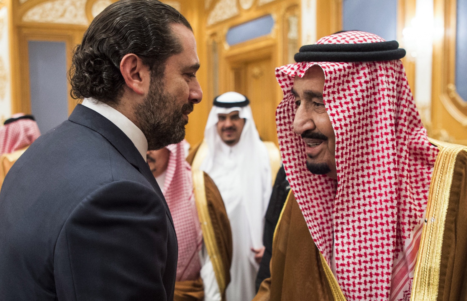 ސައުދީ ރަސްގެފާން ސަލްމާން (ކ) އާއި ލުބުނާނުގެ ބޮޑު ވަޒީރު ހަރީރީ ބައްދަލު ކުރައްވަނީ. --ފޮޓޯ:އޭއެފްޕީ