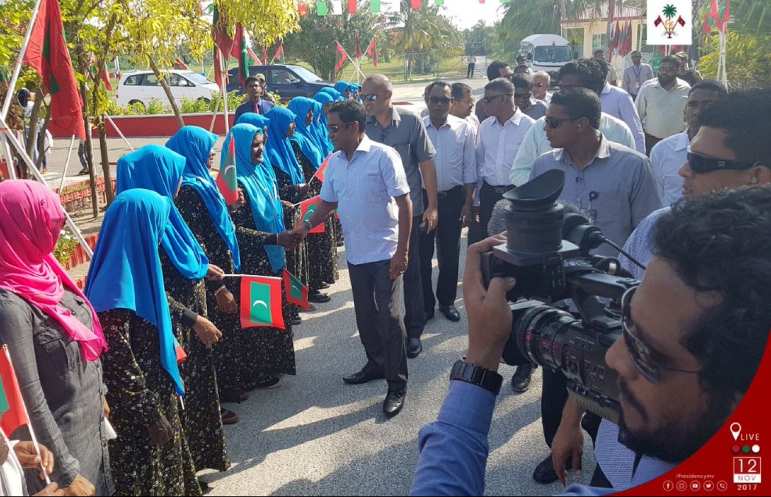 ރައީސް ޔާމީނަށް މަރުހަބާ ދަންނަވަން ނިކުތް މީހުންނާ ސަލާމްކުރައްވަނީ. --ފޮޓޯ/ ރައީސް އޮފީސް
