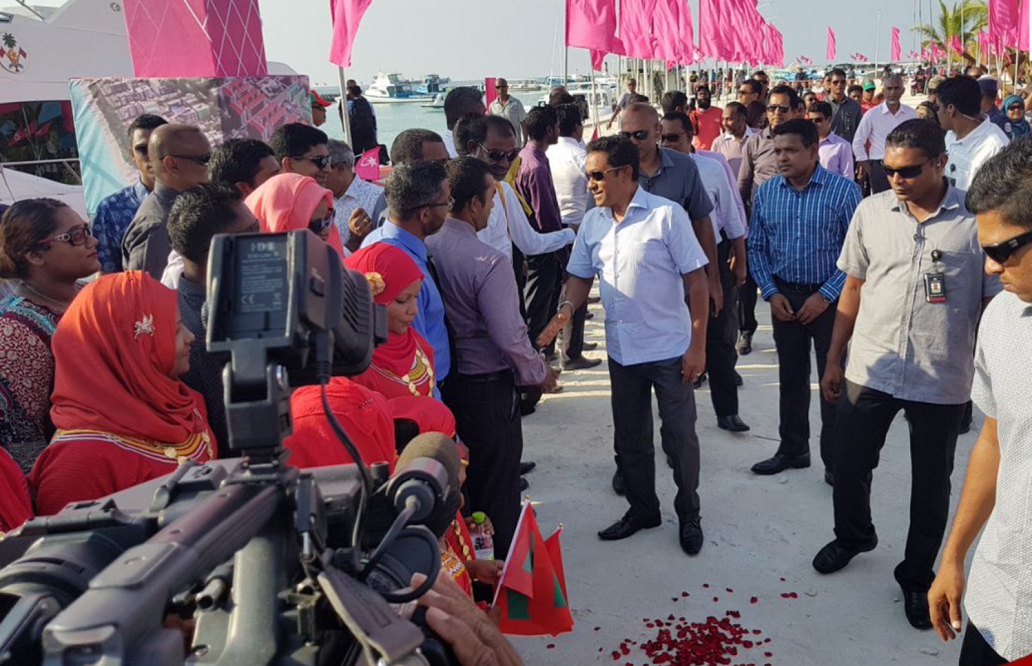 ރައީސް ޔާމީން، ކުޅުދުއްފުށީ ރައްޔިތުންނާ މިއަދު ސަލާމް ކުރައްވަނީ. - ފޮޓޯ: ރައީސް އޮފީސް