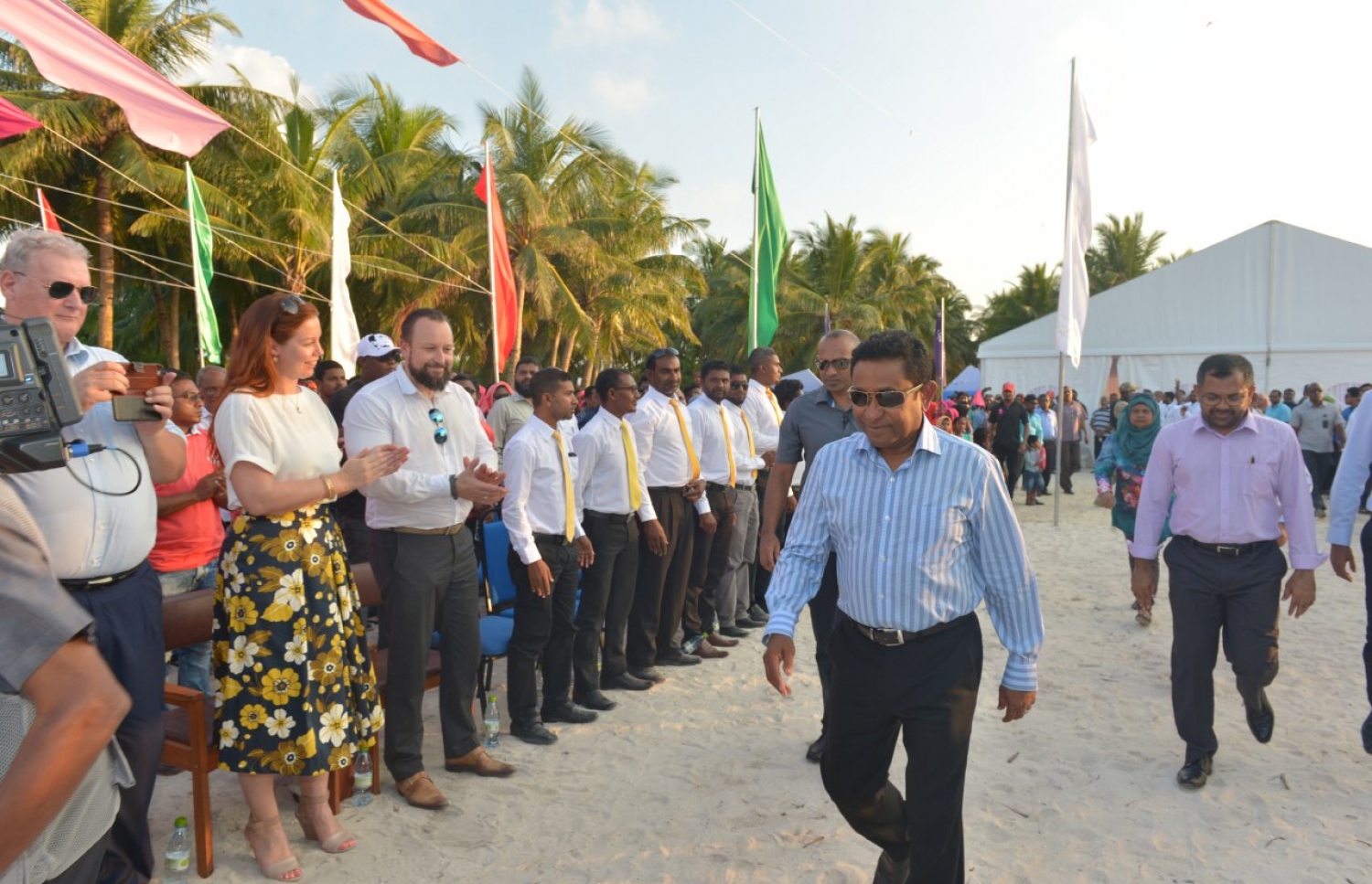 ހދ. ކުޅުދުއްފުށި: ނޮވެމްބަރު 12، 2017- މި ރަށުގައި އެއާޕޯޓު އަޅަން ބޭނުންވާ ސަރަހައްދު ހިއްކުމުގެ މަސައްކަތް ރަސްމީކޮށް ފައްޓަވައި ދެއްވުމުގެ ރަސްމިއްޔާތަށް ރައީސް ޔާމީން ވަޑައިގަންނަވަނީ.--ފޮޓޯ: ރައީސް އޮފީސް