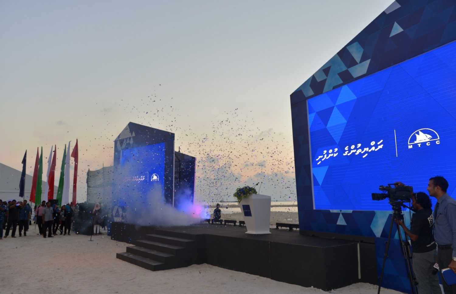 ހދ. ކުޅުދުއްފުށި: ނޮވެމްބަރު 12، 2017- މި ރަށުގައި އެއާޕޯޓު އަޅަން ބޭނުންވާ ސަރަހައްދު ހިއްކުމުގެ މަސައްކަތް ރައީސް ޔާމީން ރަސްމީކޮށް ފައްޓަވައި ދެއްވުމަށް ބޭއްވި ހަފުލާ.--ފޮޓޯ: ރައީސް އޮފީސް