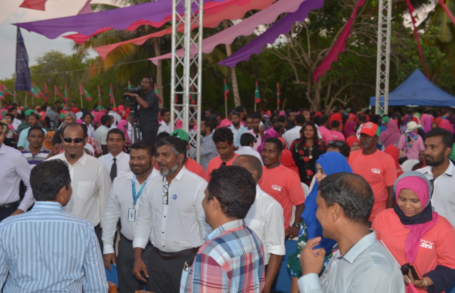 ހދ. ކުޅުދުއްފުށި: ނޮވެމްބަރު 12، 2017- މި ރަށުގައި އެއާޕޯޓު އަޅަން ބޭނުންވާ ސަރަހައްދު ހިއްކުމުގެ މަސައްކަތް ރައީސް ޔާމީން ރަސްމީކޮށް ފައްޓަވައި ދެއްވުމަށް ބޭއްވި ހަފުލާ.--ފޮޓޯ: ރައީސް އޮފީސް